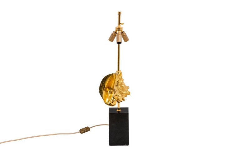 Maison Charles, attributed to.

Lamp in gilt bronze represanting a strombus. Original patinated brass shade.

French work realized in the 1970s.

Dimensions : H 69 x W 17 x D 15 cm
 
Source : p. 48 catalogue Charles / collection Marine / réf