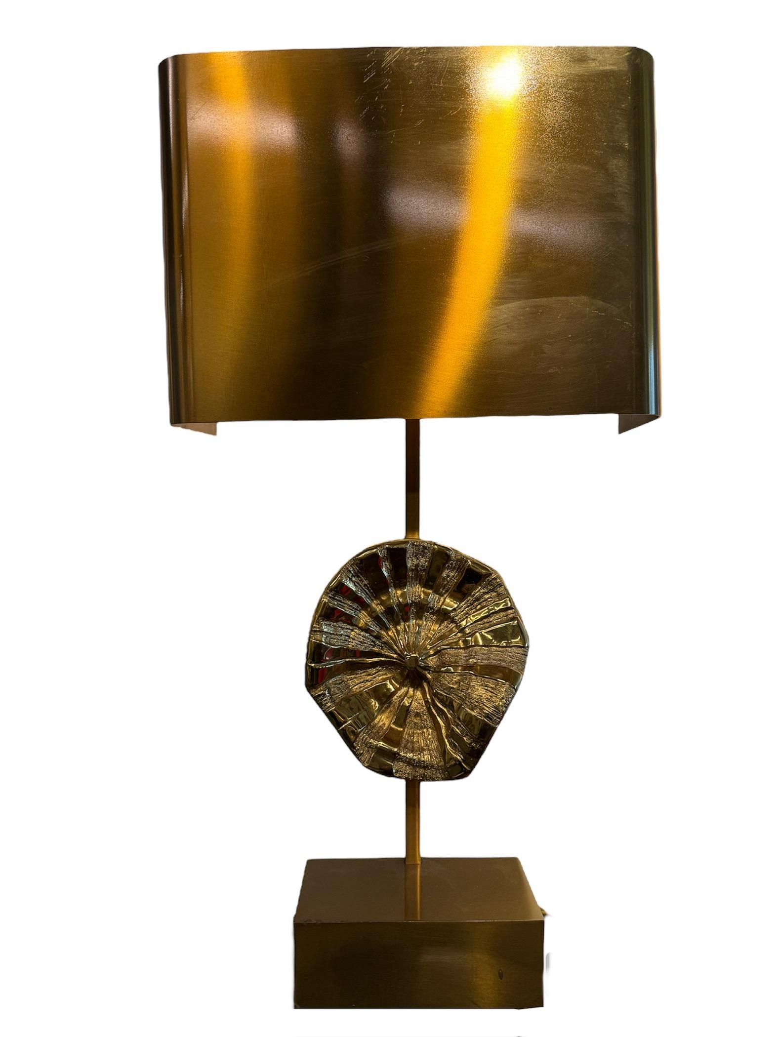Maison Charles Schreibtischlampe aus Bronze mit zentralem Blumenmotiv
Diese exquisite Schreibtischlampe von Maison Charles verbindet klassische Eleganz mit skurrilem Charme. Dieses von der renommierten französischen Leuchtenmanufaktur gefertigte