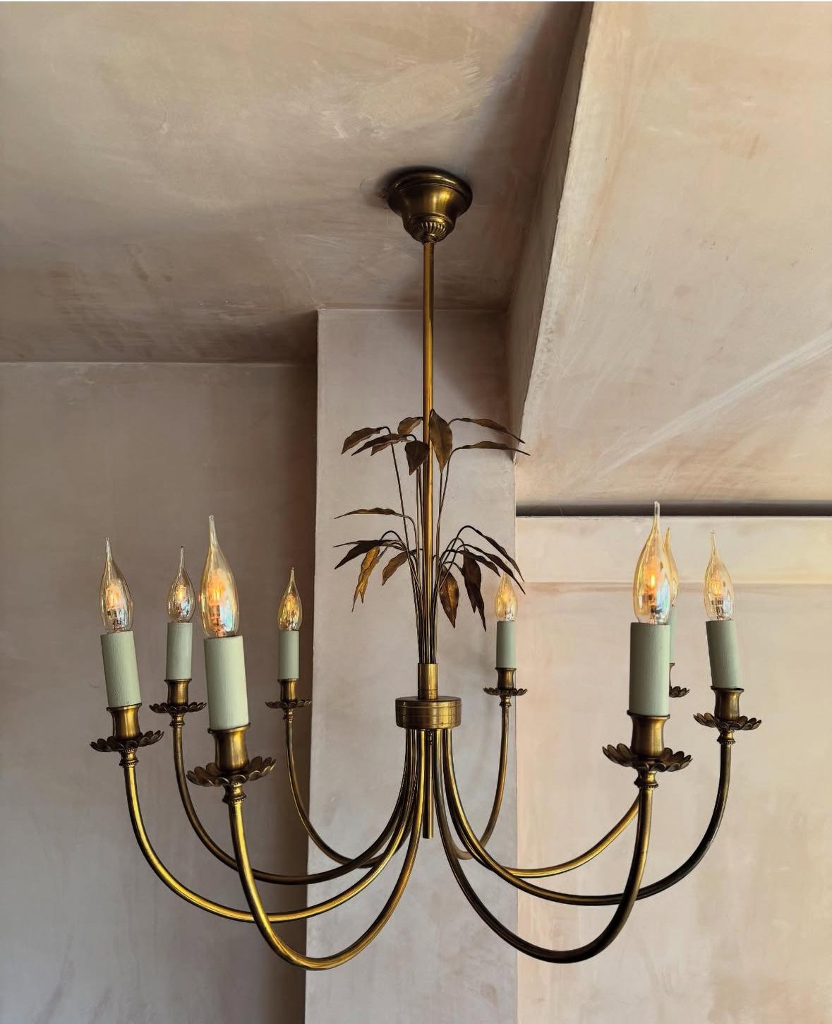 Bellissimo lampadario di grandi dimensioni in metallo dorato con dettagli di foglie attribuito a Maison Charles. Parigi. Ricablata.