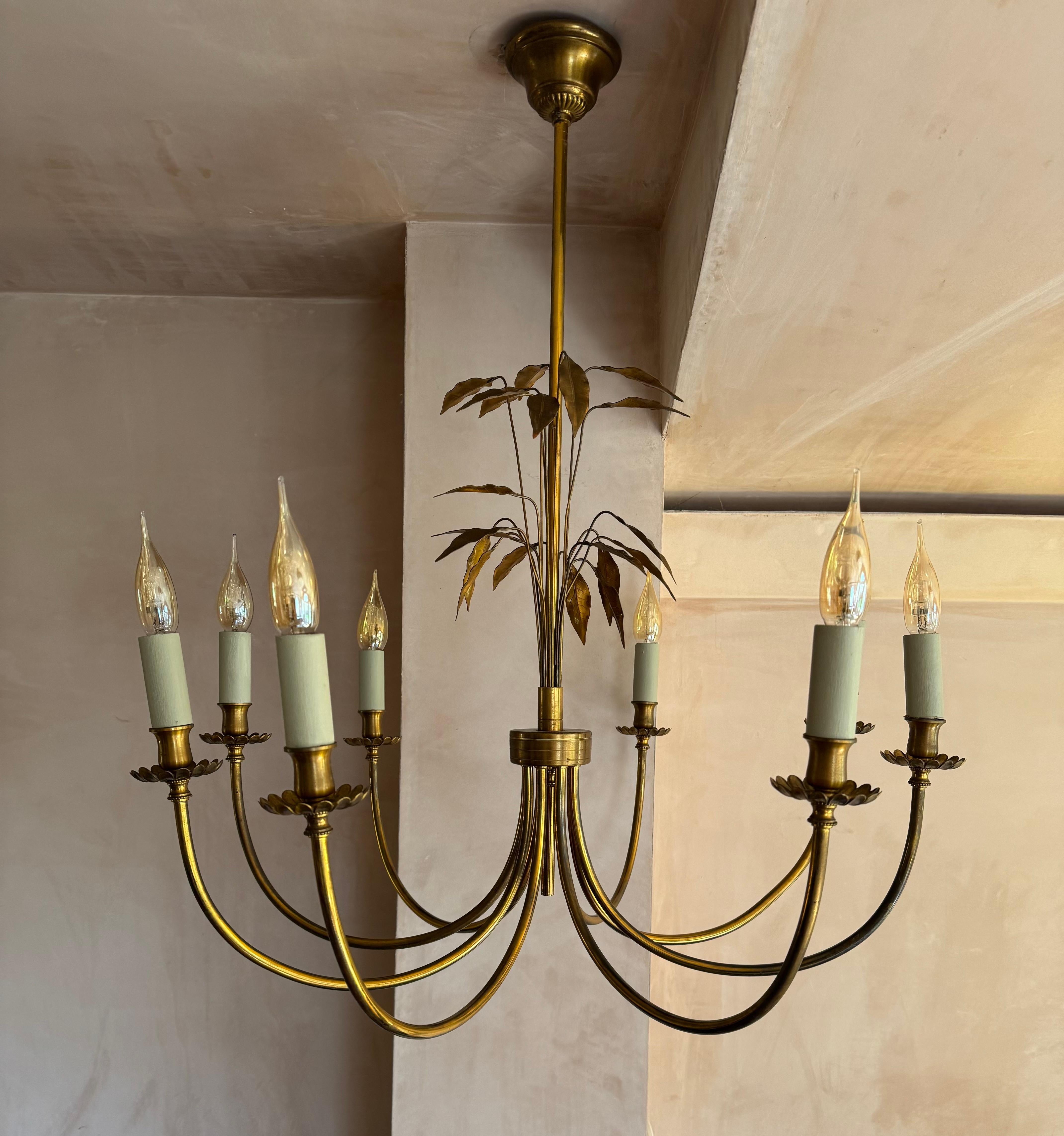 Mid-Century moderno Maison Charles grande lampadario a 8 bracci in metallo dorato in vendita