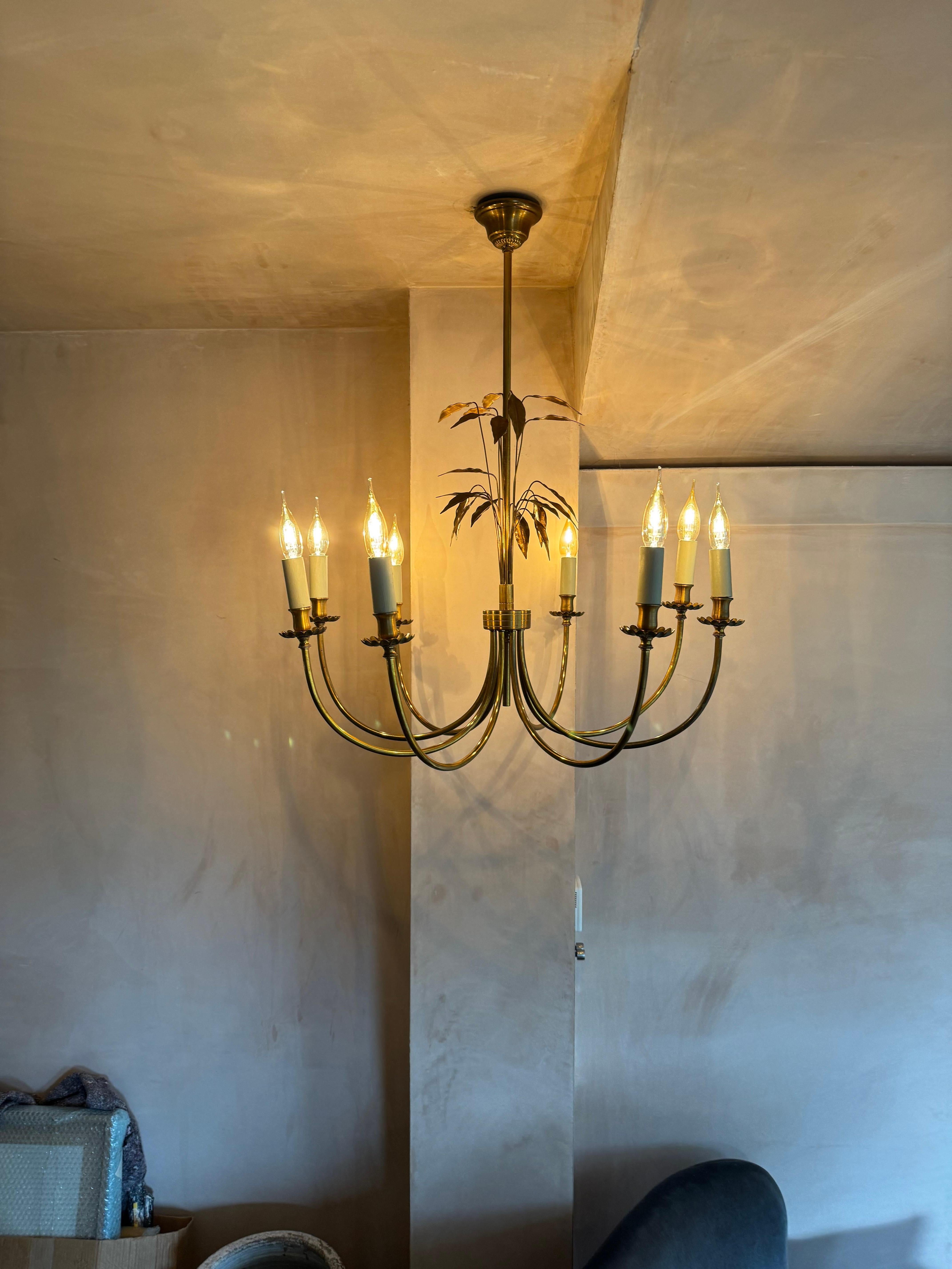 Maison Charles grande lampadario a 8 bracci in metallo dorato In condizioni buone in vendita a London, GB