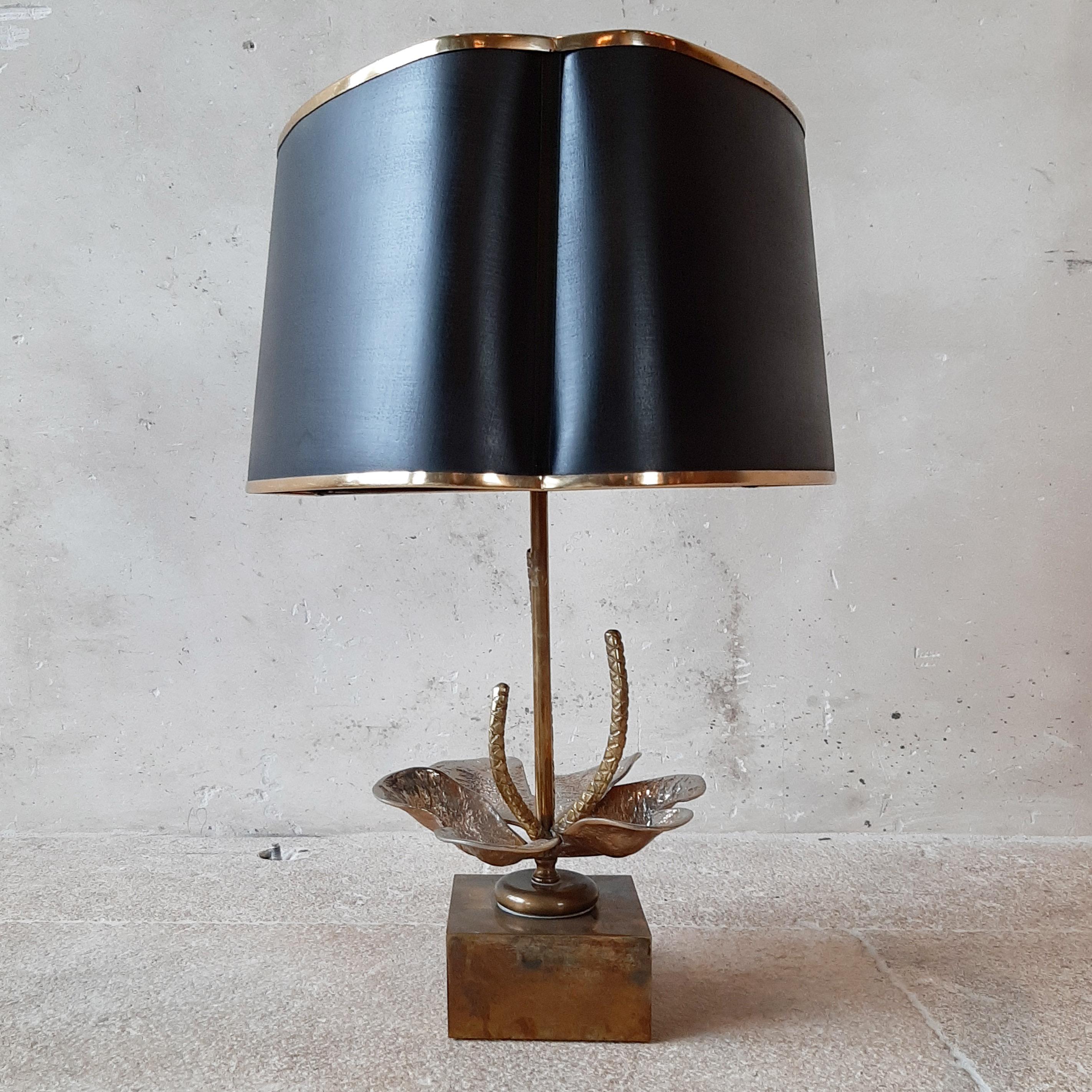 Midcentury Hollywood Regency style Maison Charles Nenuphar table lamp, 1960s. A beautiful copper base in the shape of a water lily, with the original organically shaped black shade with gold rim.

Dimensions: Ø 33 x H 60 cm.