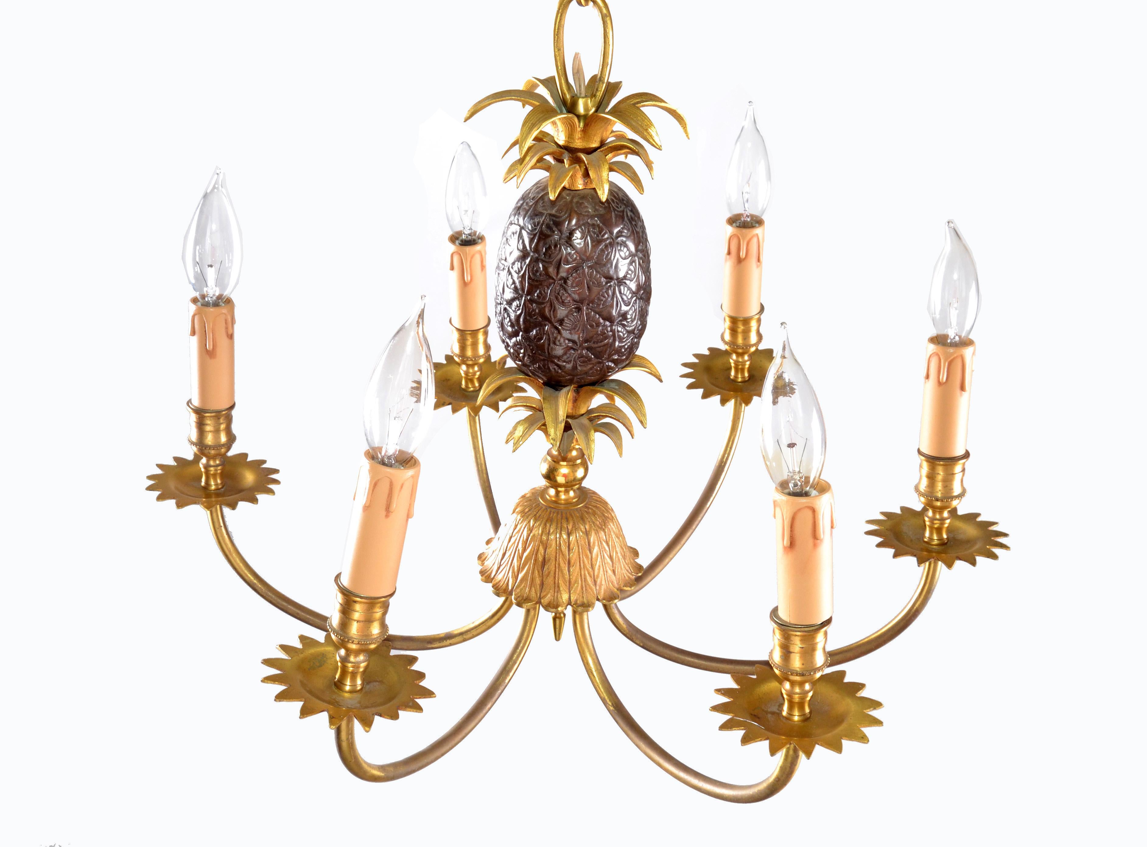 Lampadario originale Maison Charles neoclassico a sei luci con ananas in bronzo bicolore e maniche.
Cablato per gli Stati Uniti e utilizza 6 lampadine da 40 watt max. 40 watt.