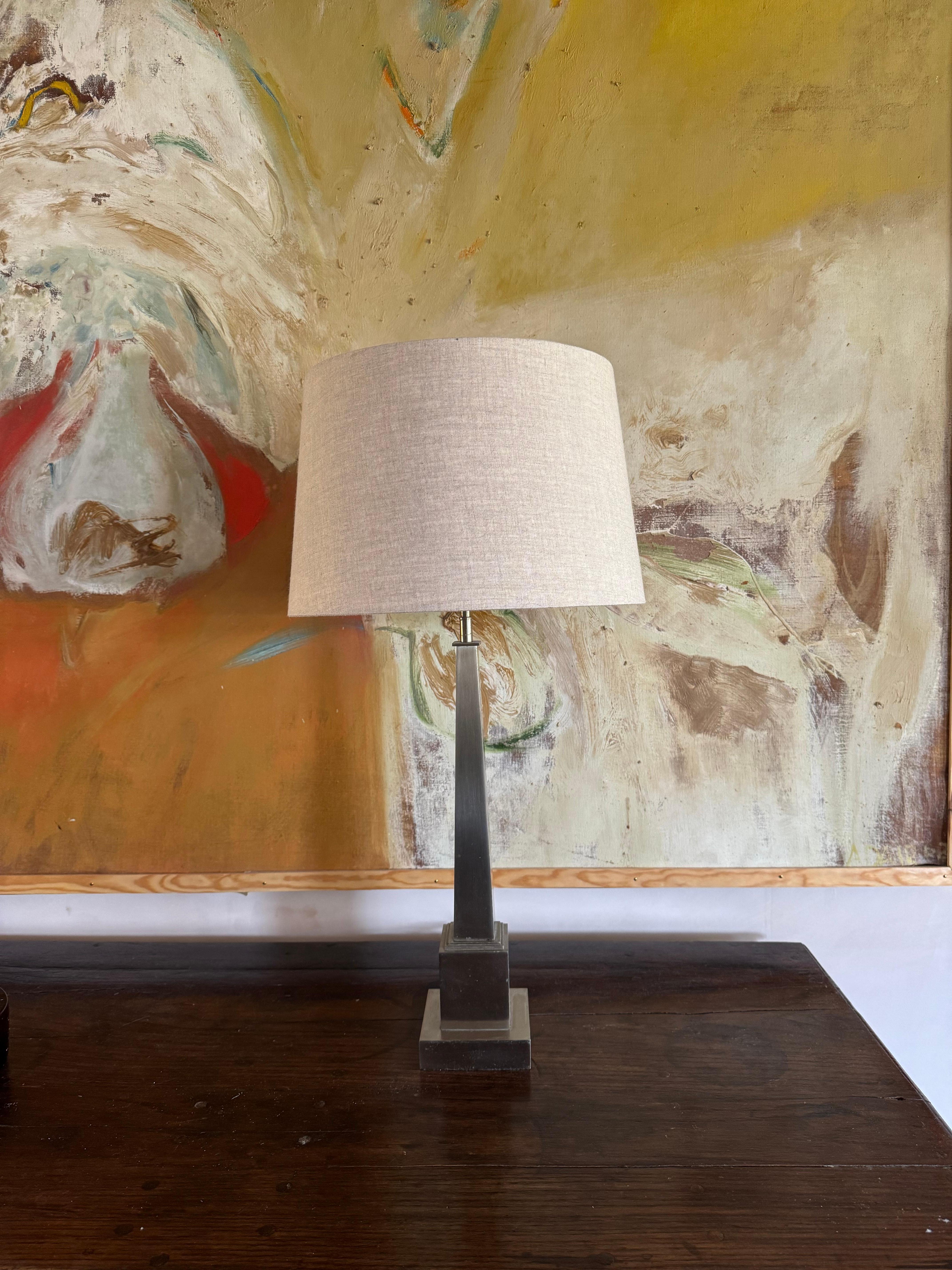 Magnifique lampe de table de la Maison Charles en nickel et laiton, avec fleuron en forme de boule et abat-jour en lin sur mesure. Recâblée et testée. Estampillé Charles.