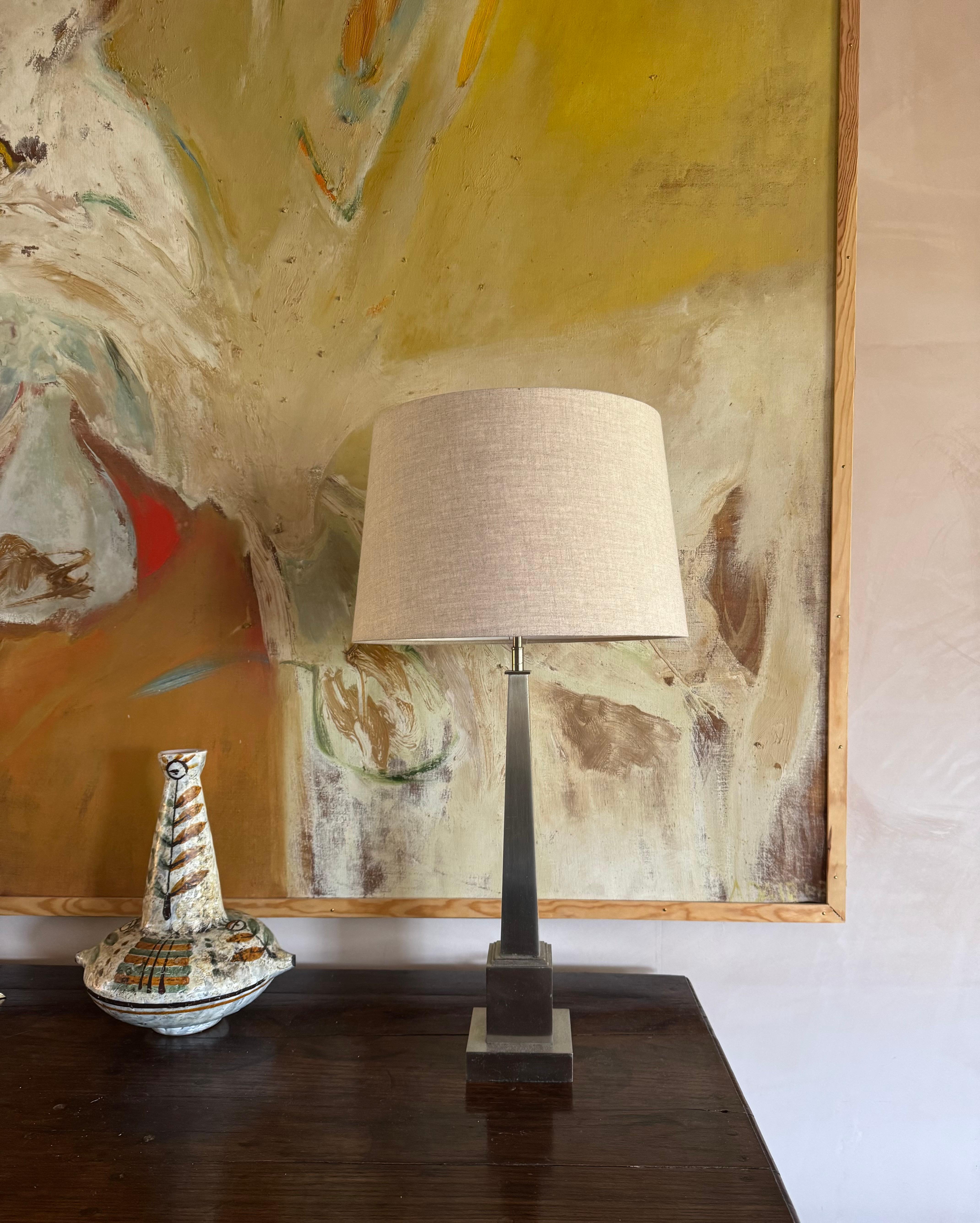 Mid-Century Modern Lampe de table Maison Charles en nickel sur laiton en vente