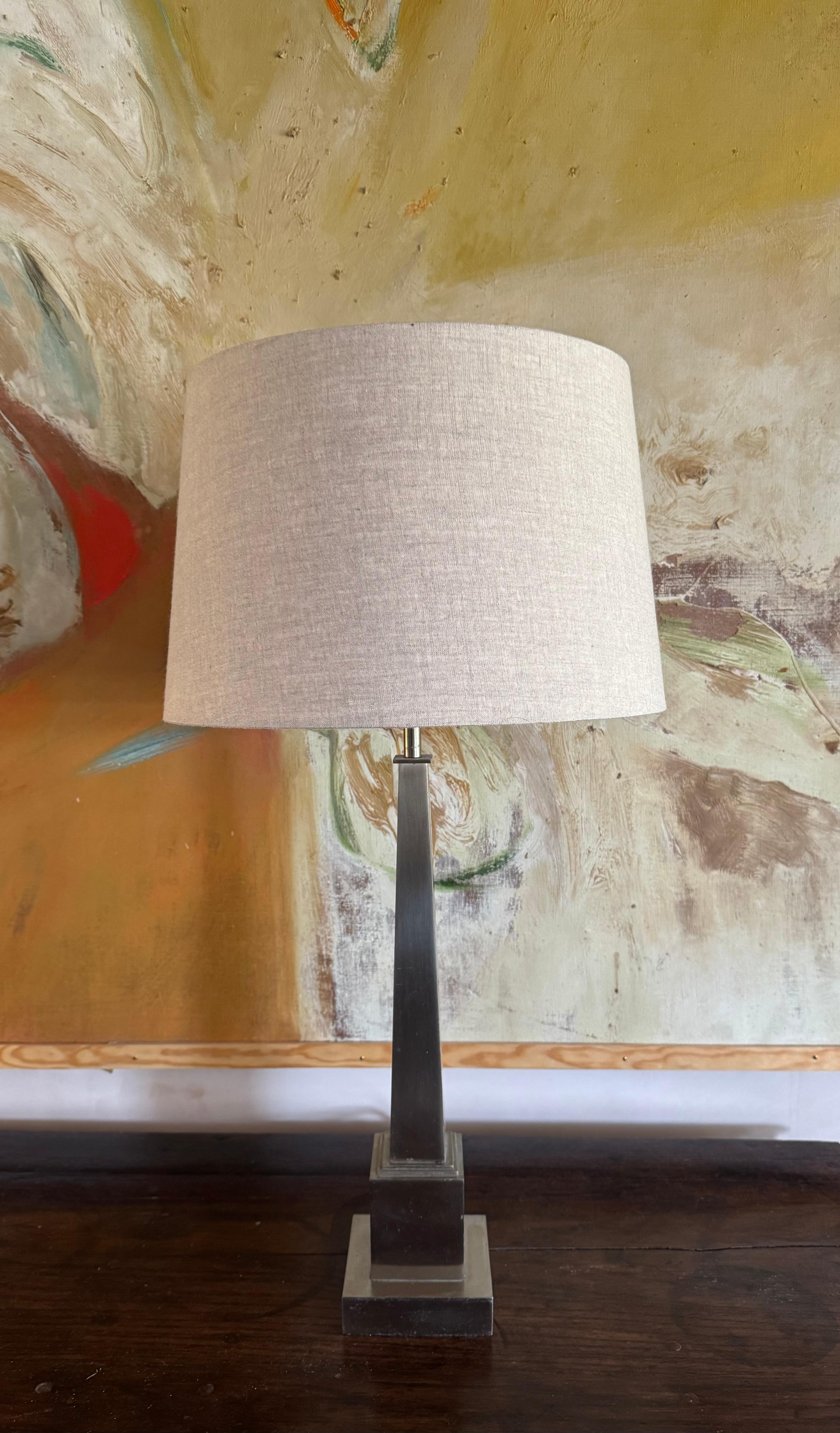 Français Lampe de table Maison Charles en nickel sur laiton en vente