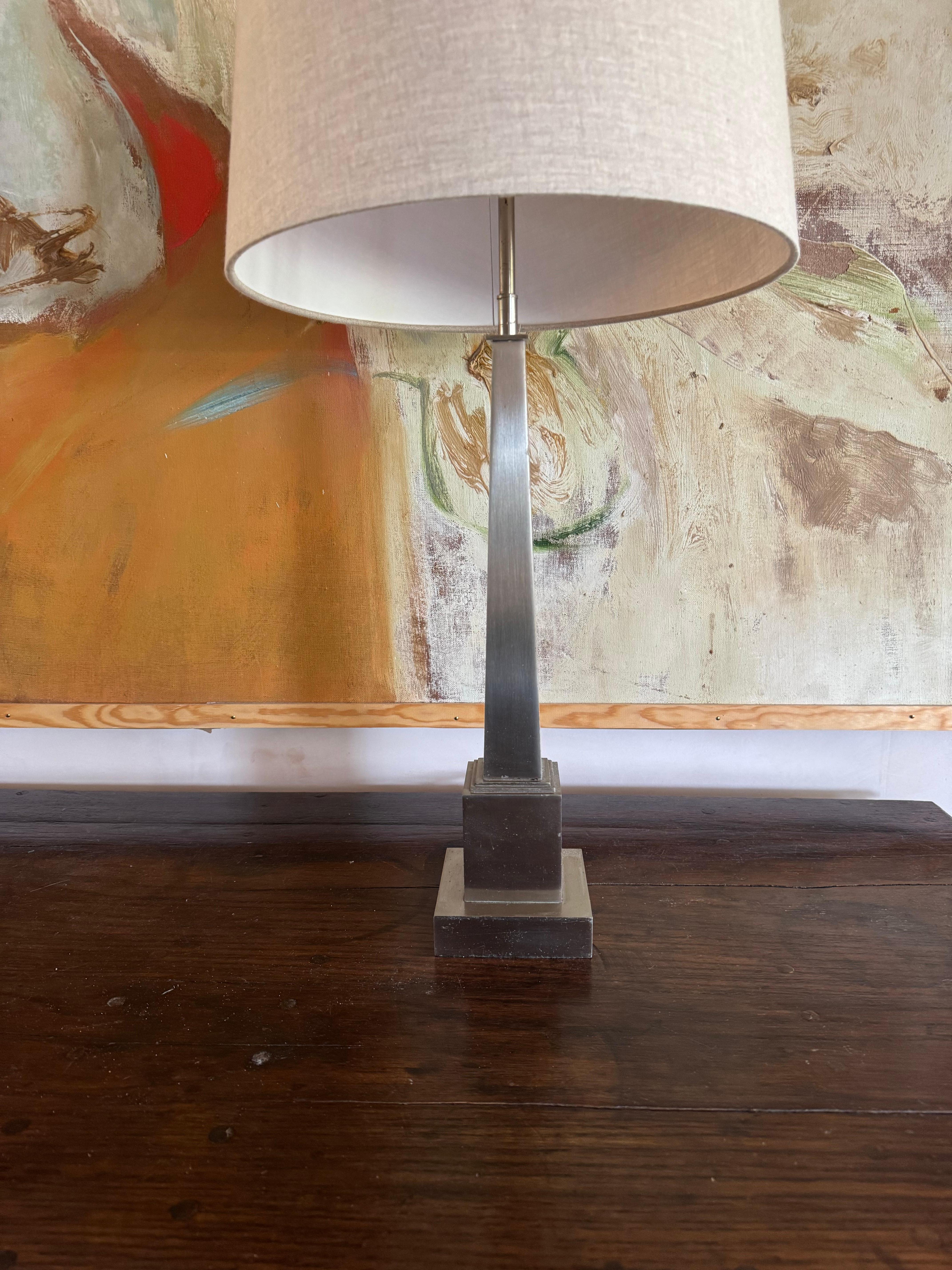 Plaqué Lampe de table Maison Charles en nickel sur laiton en vente