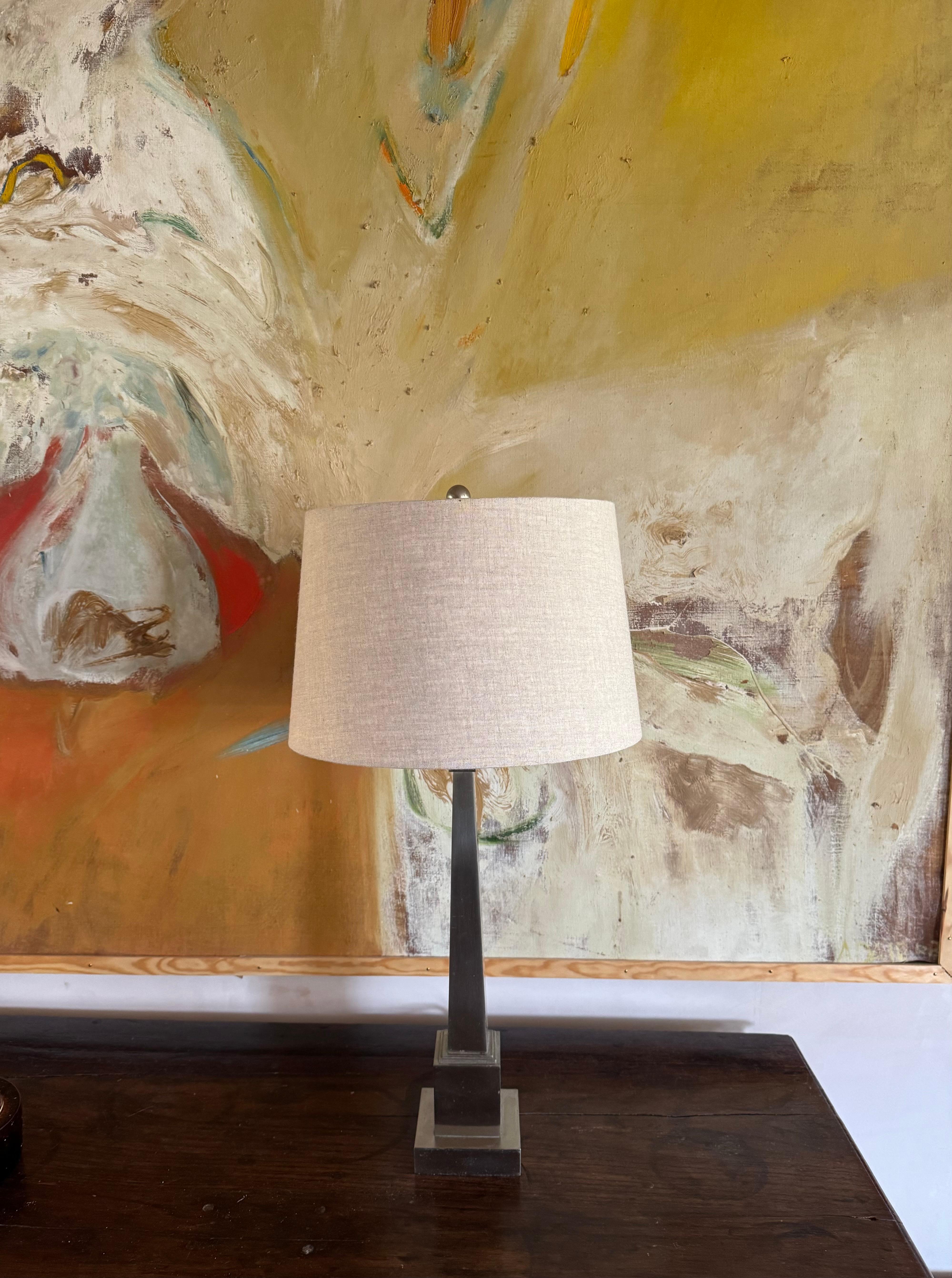 Lampe de table Maison Charles en nickel sur laiton Bon état - En vente à London, GB