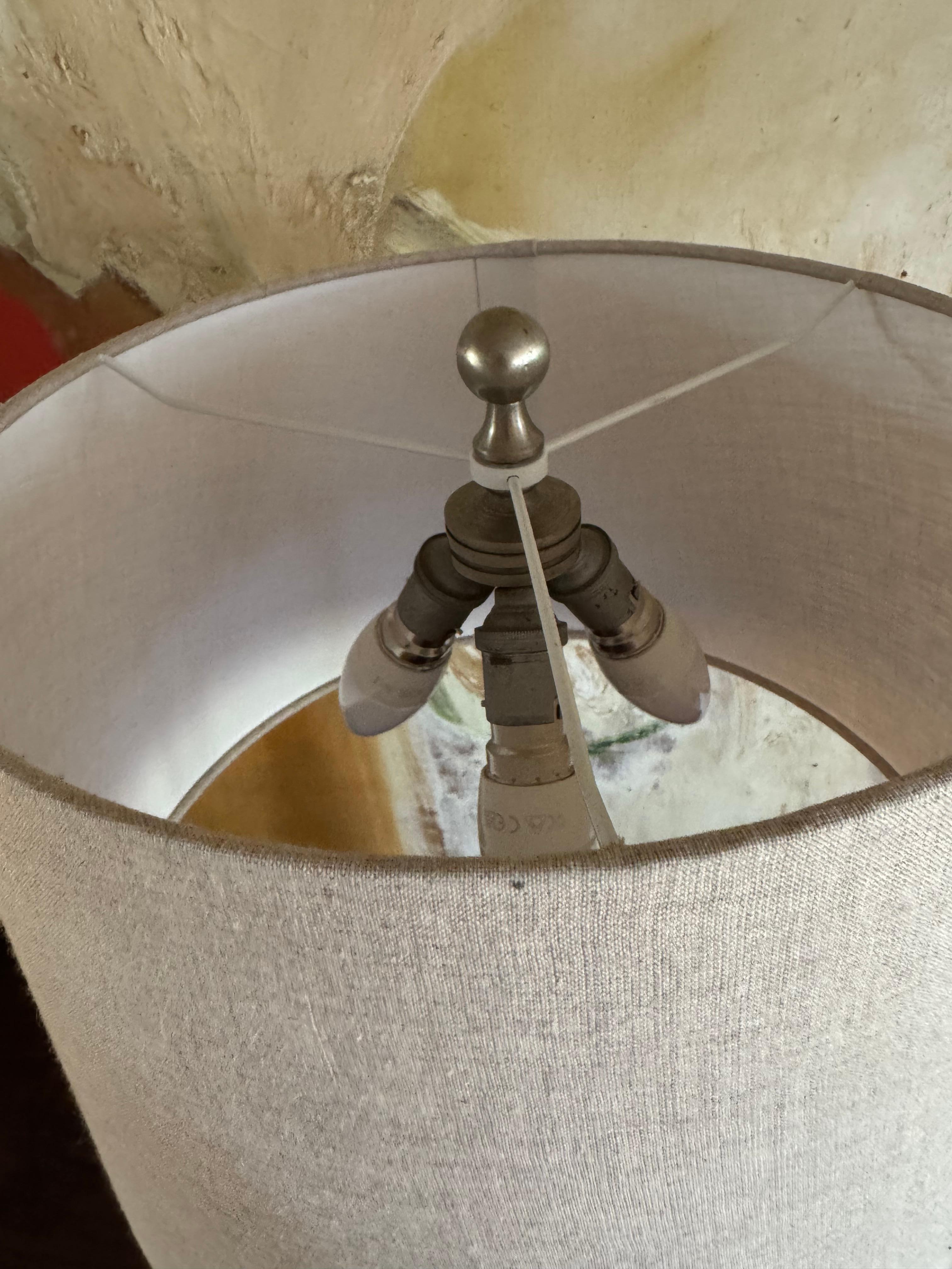 20ième siècle Lampe de table Maison Charles en nickel sur laiton en vente