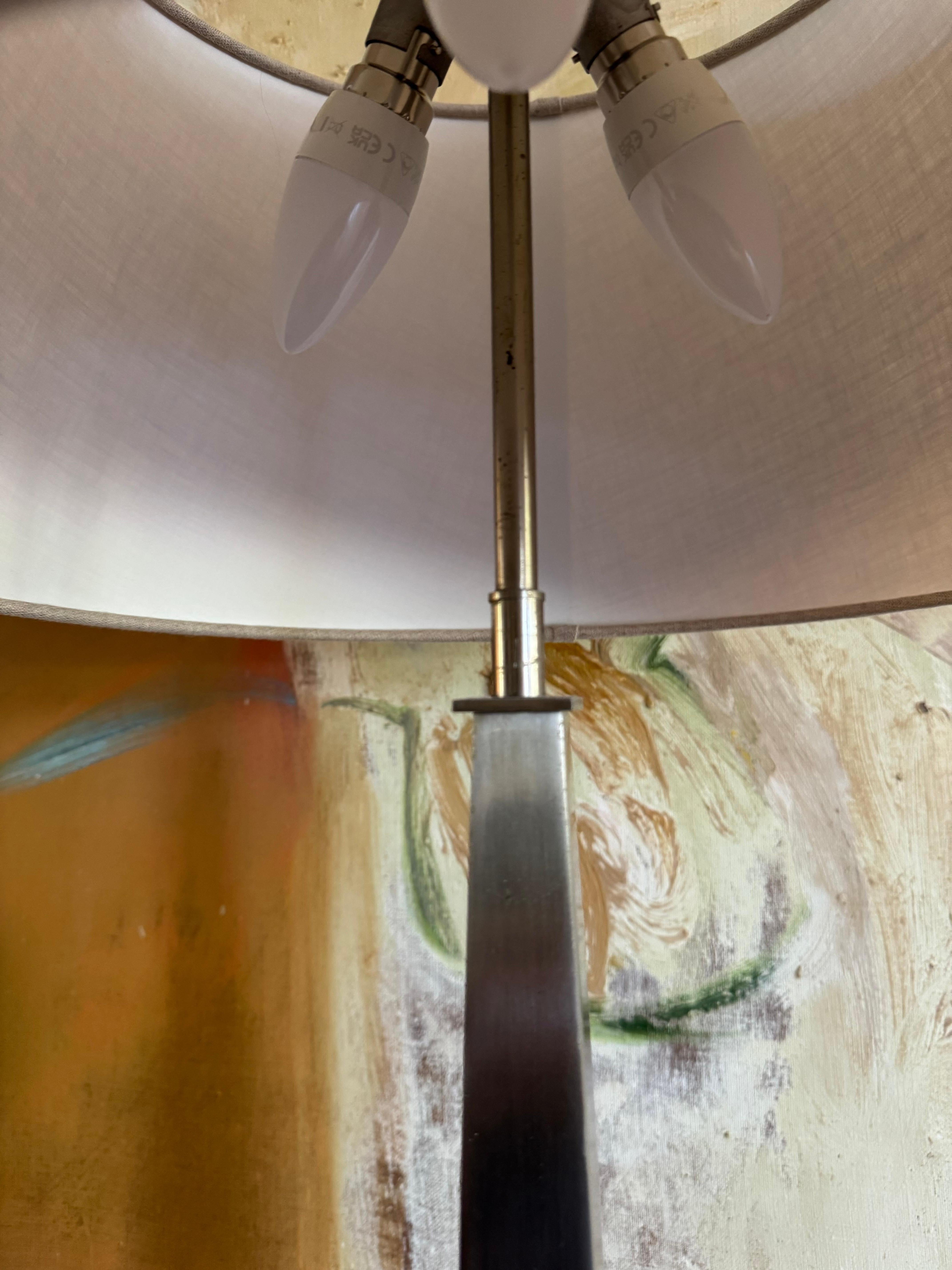 Laiton Lampe de table Maison Charles en nickel sur laiton en vente