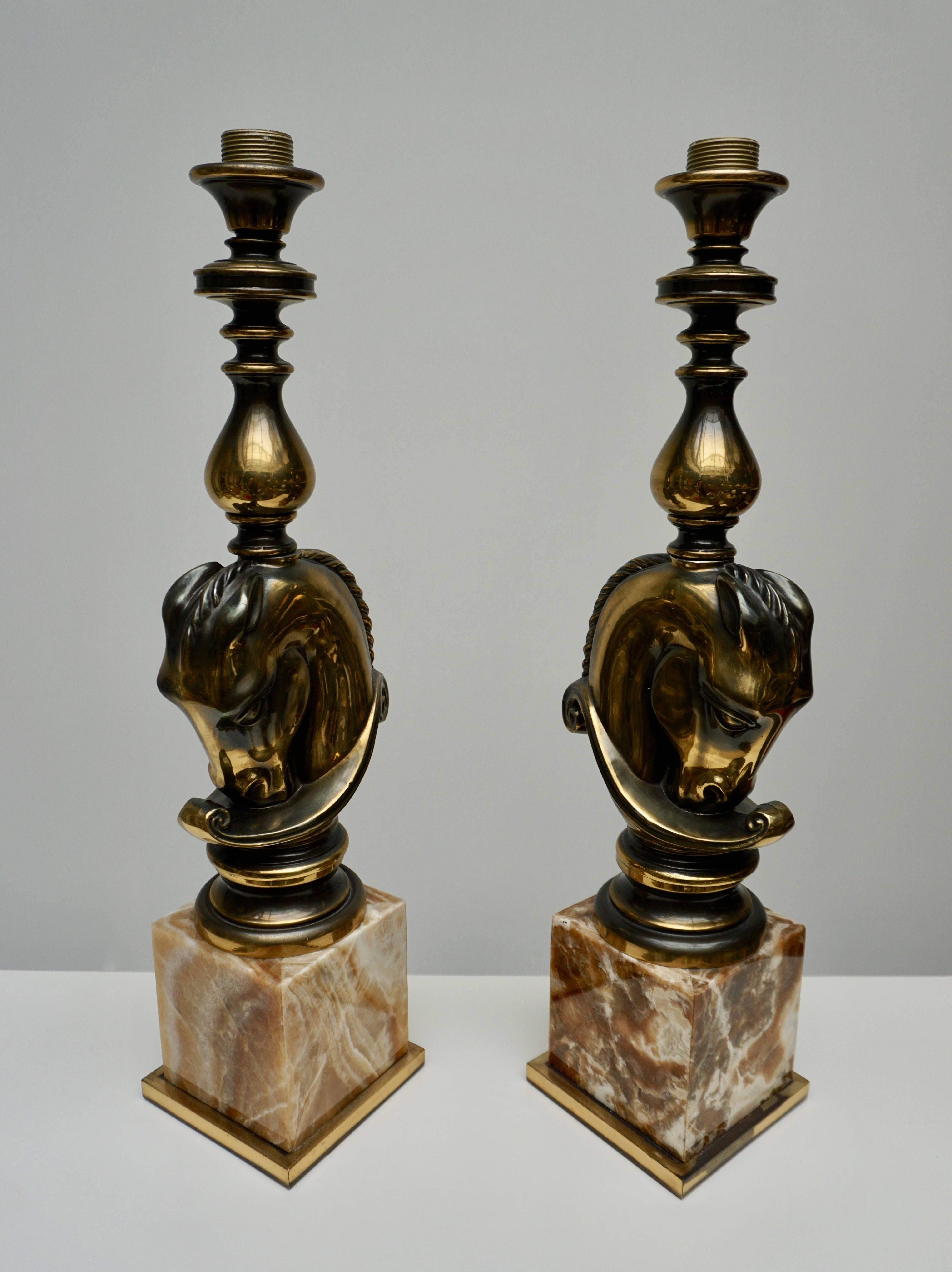 Paire de grandes lampes chevaux en laiton et marbre de la Maison Charles Bon état - En vente à Antwerp, BE