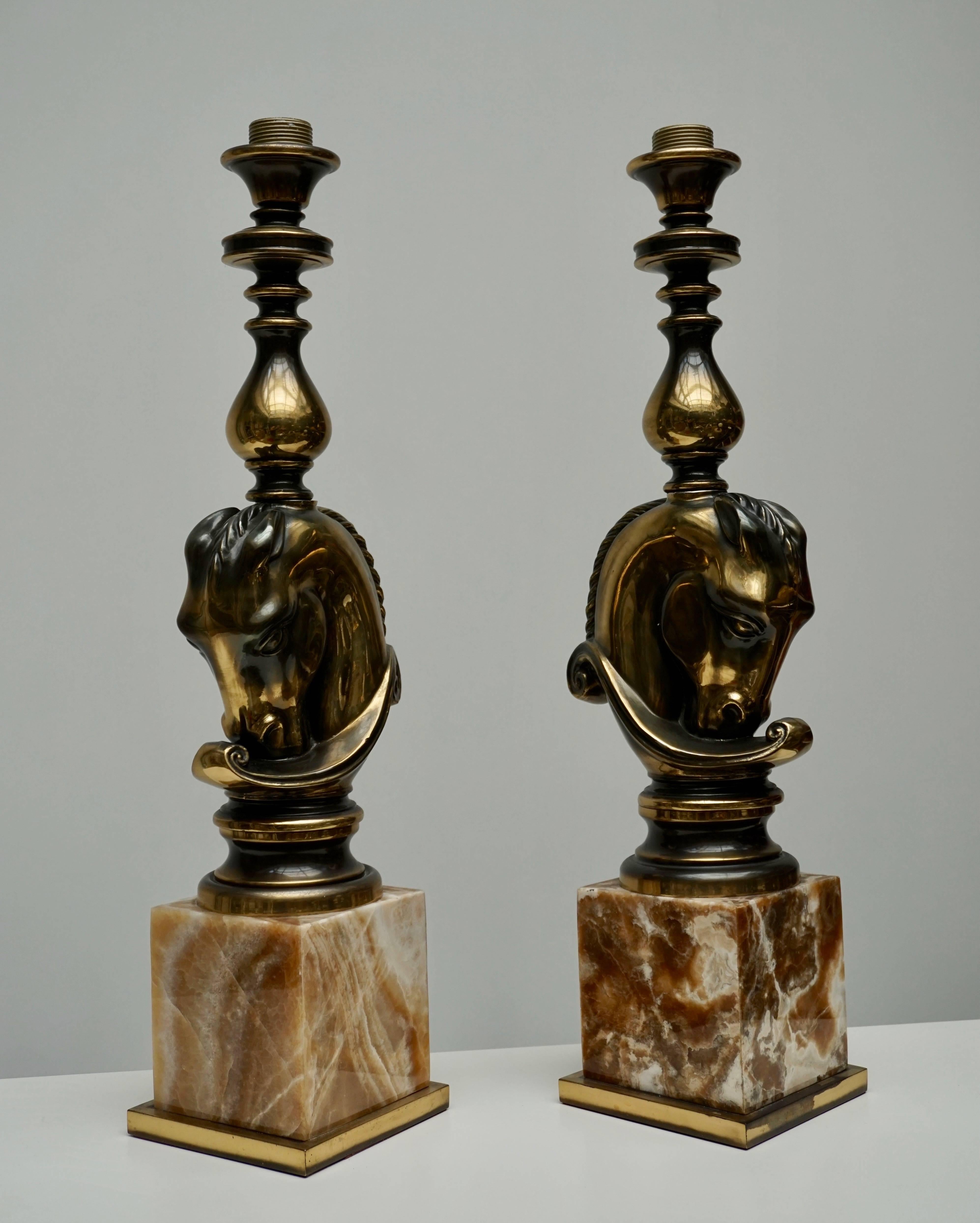 Laiton Paire de grandes lampes chevaux en laiton et marbre de la Maison Charles en vente