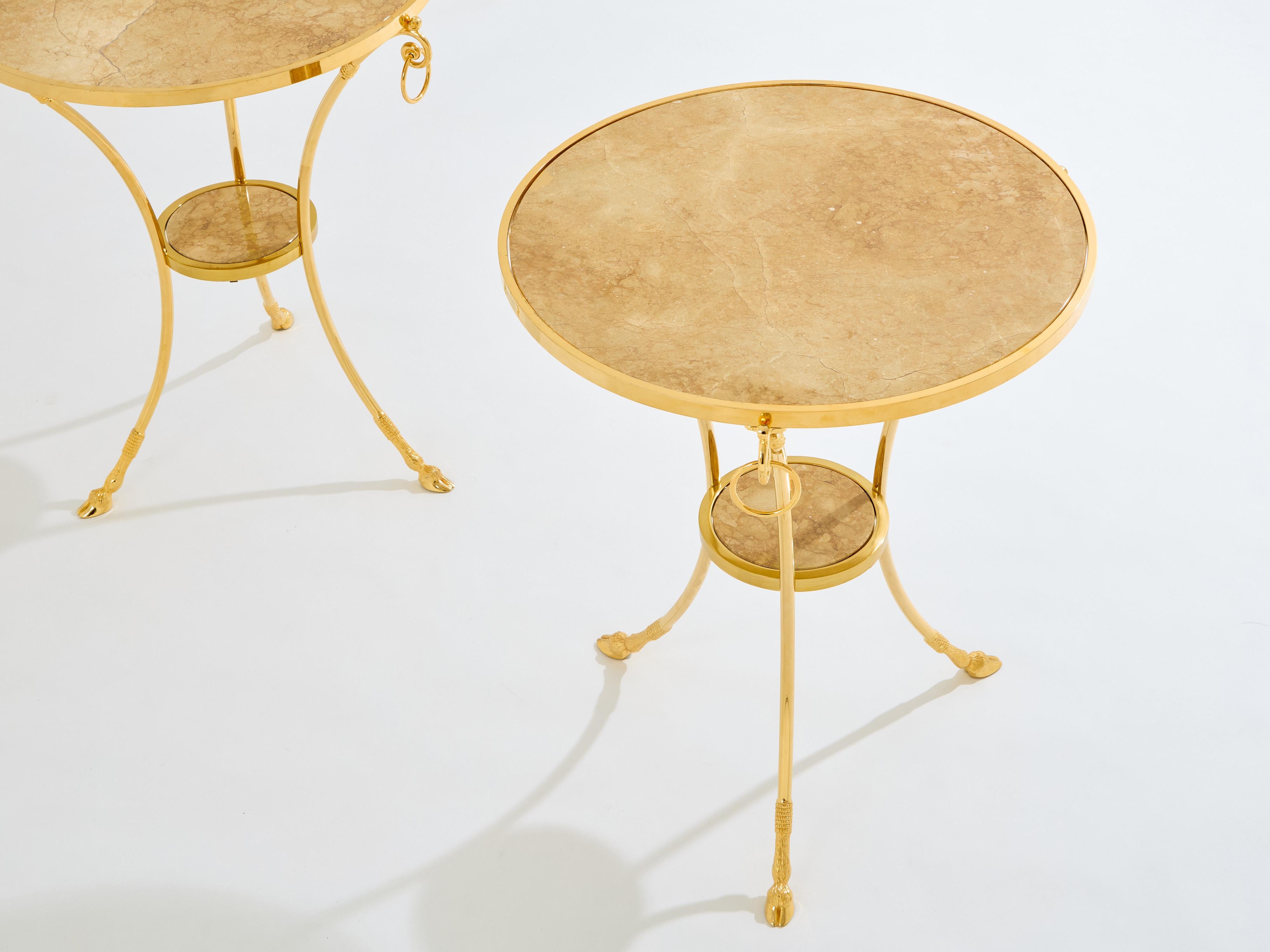 Francese Maison Charles coppia di tavoli gueridon neoclassici in marmo e ottone anni '60 in vendita