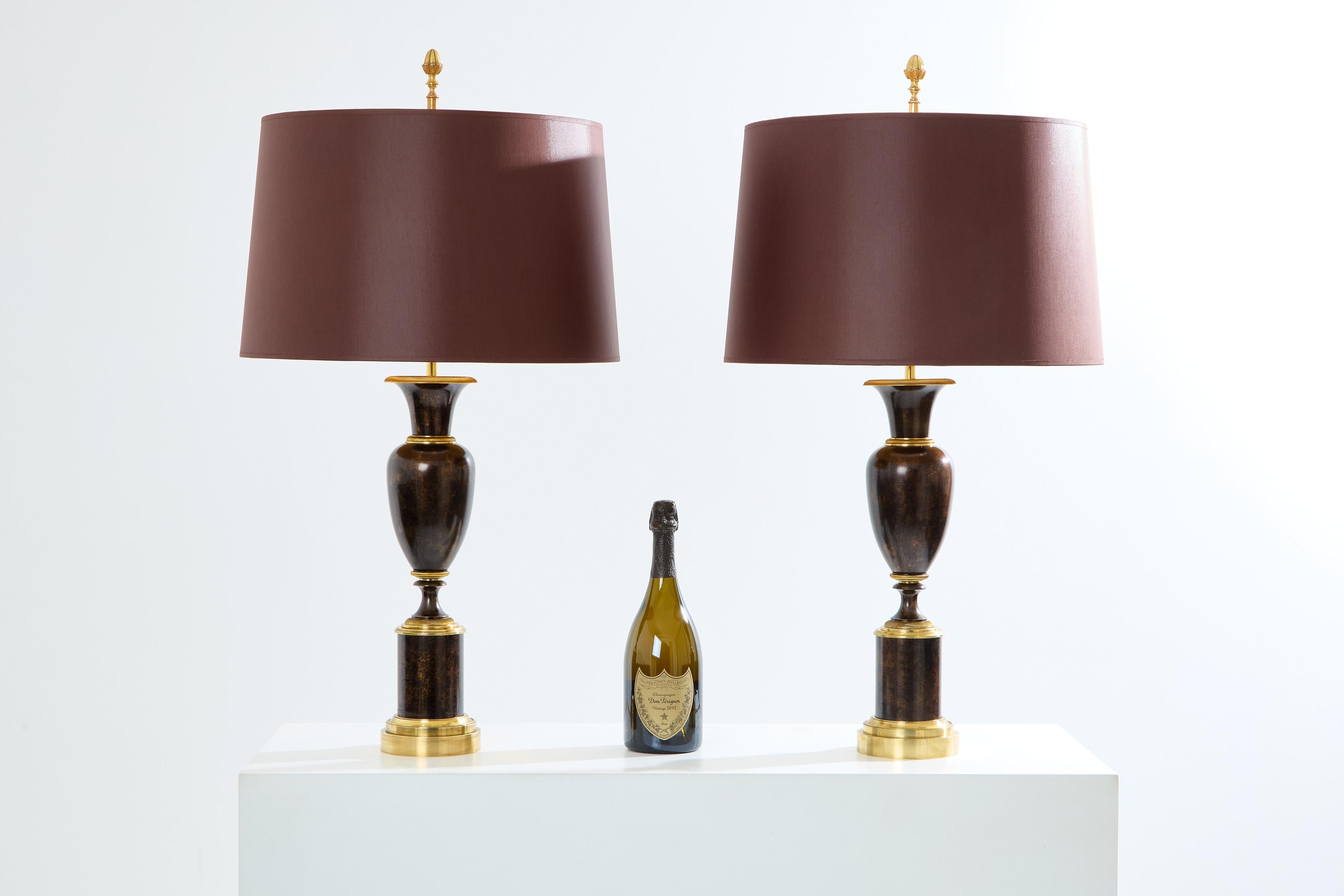 Maison Charles coppia di lampade in ottone patinato anni '50 in vendita 4