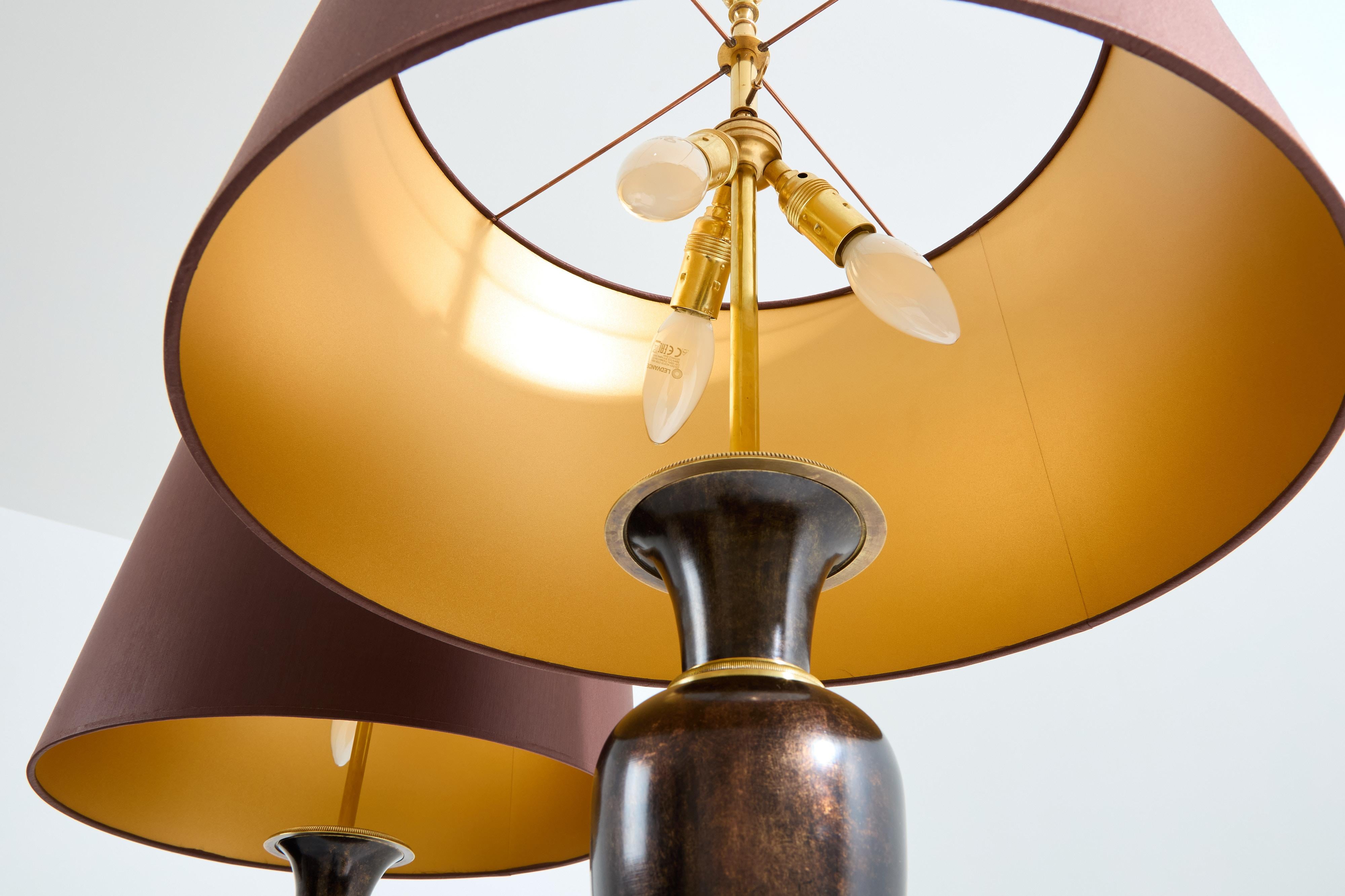 Maison Charles coppia di lampade in ottone patinato anni '50 in vendita 5