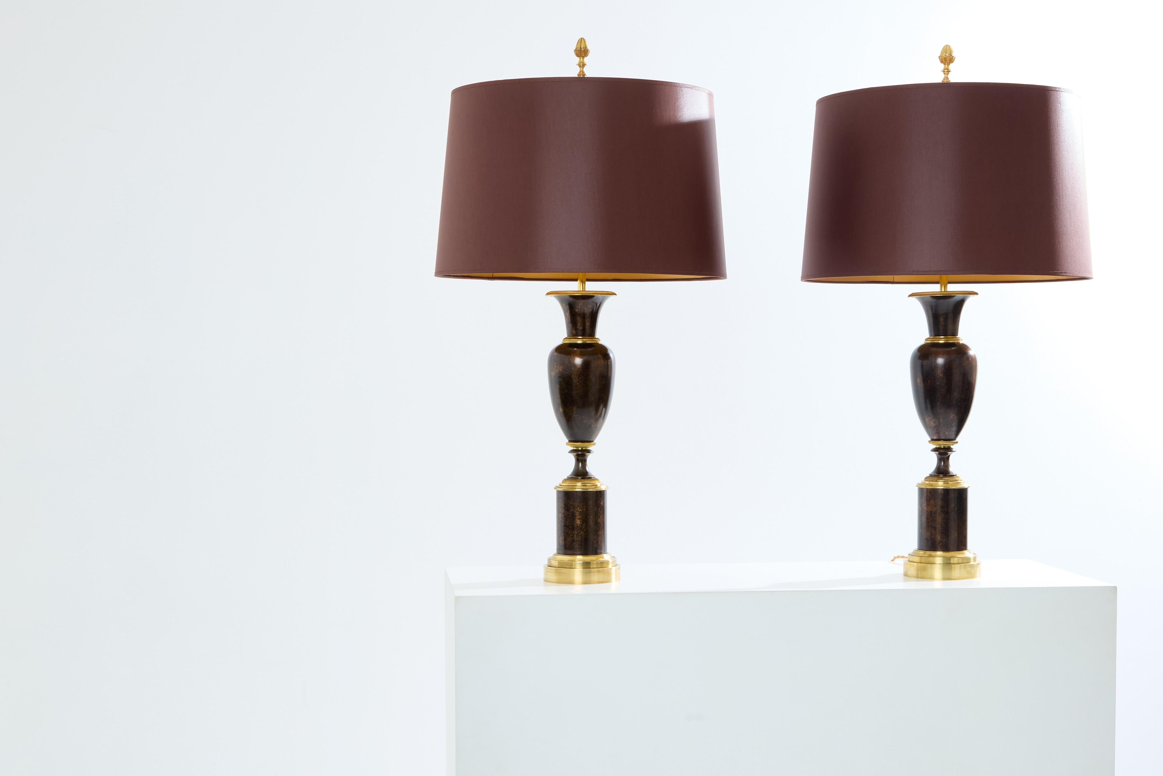 Maison Charles coppia di lampade in ottone patinato anni '50 in vendita 6