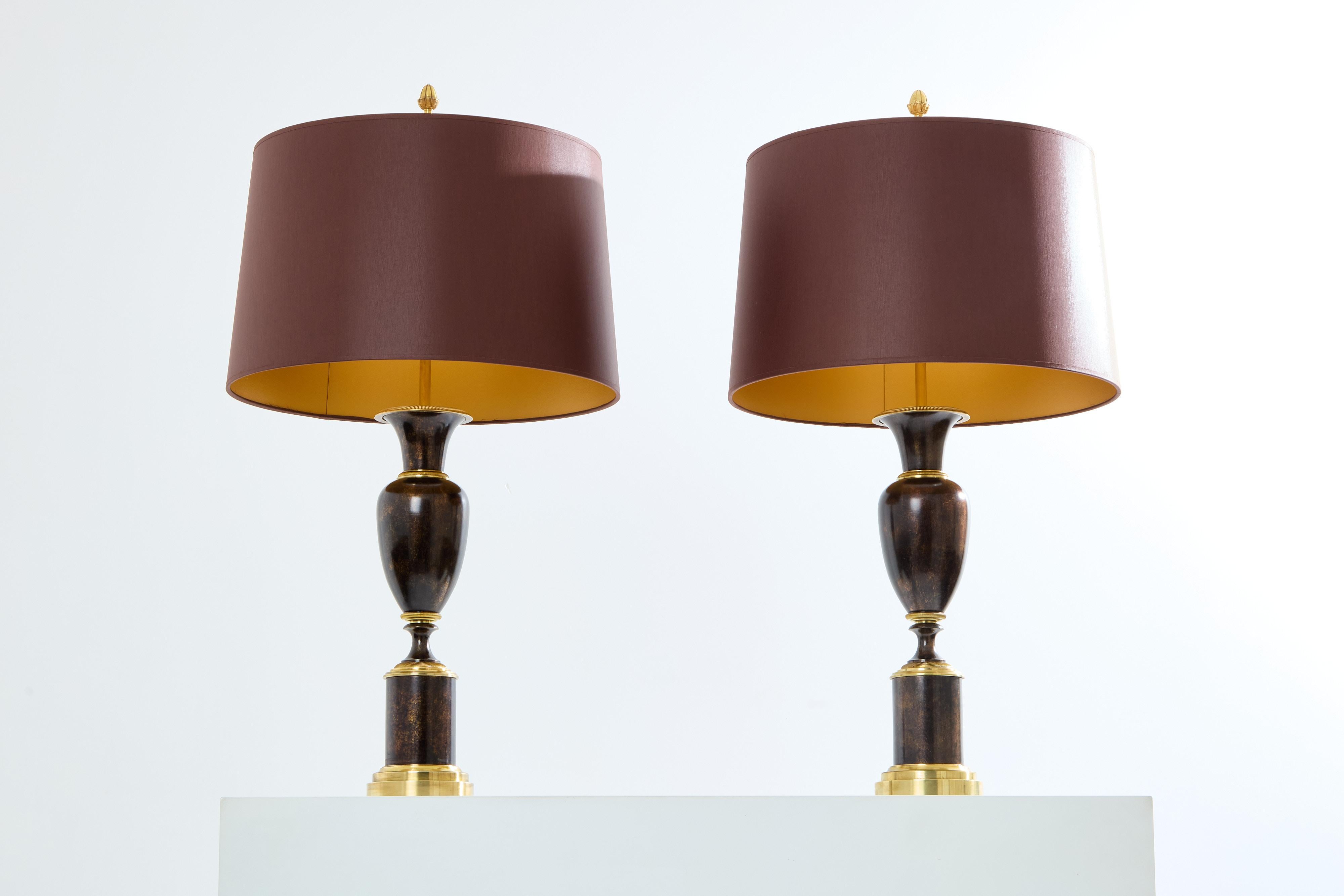 Le lampade Maison Charles infondono sempre un'eleganza francese senza tempo e questa coppia di lampade, realizzate negli anni '50, ne è un perfetto esempio. Sono caratterizzati da una bellissima base in ottone che mescola una patina di bronzo lucido