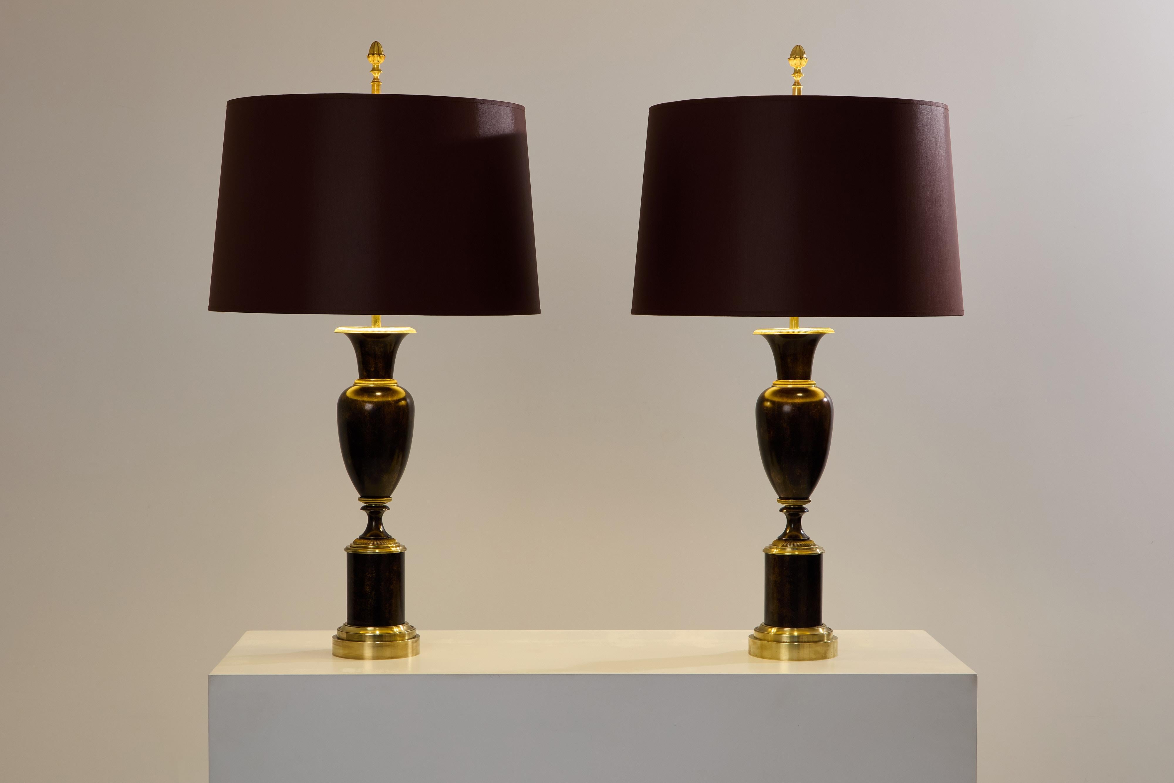 Metà XX secolo Maison Charles coppia di lampade in ottone patinato anni '50 in vendita