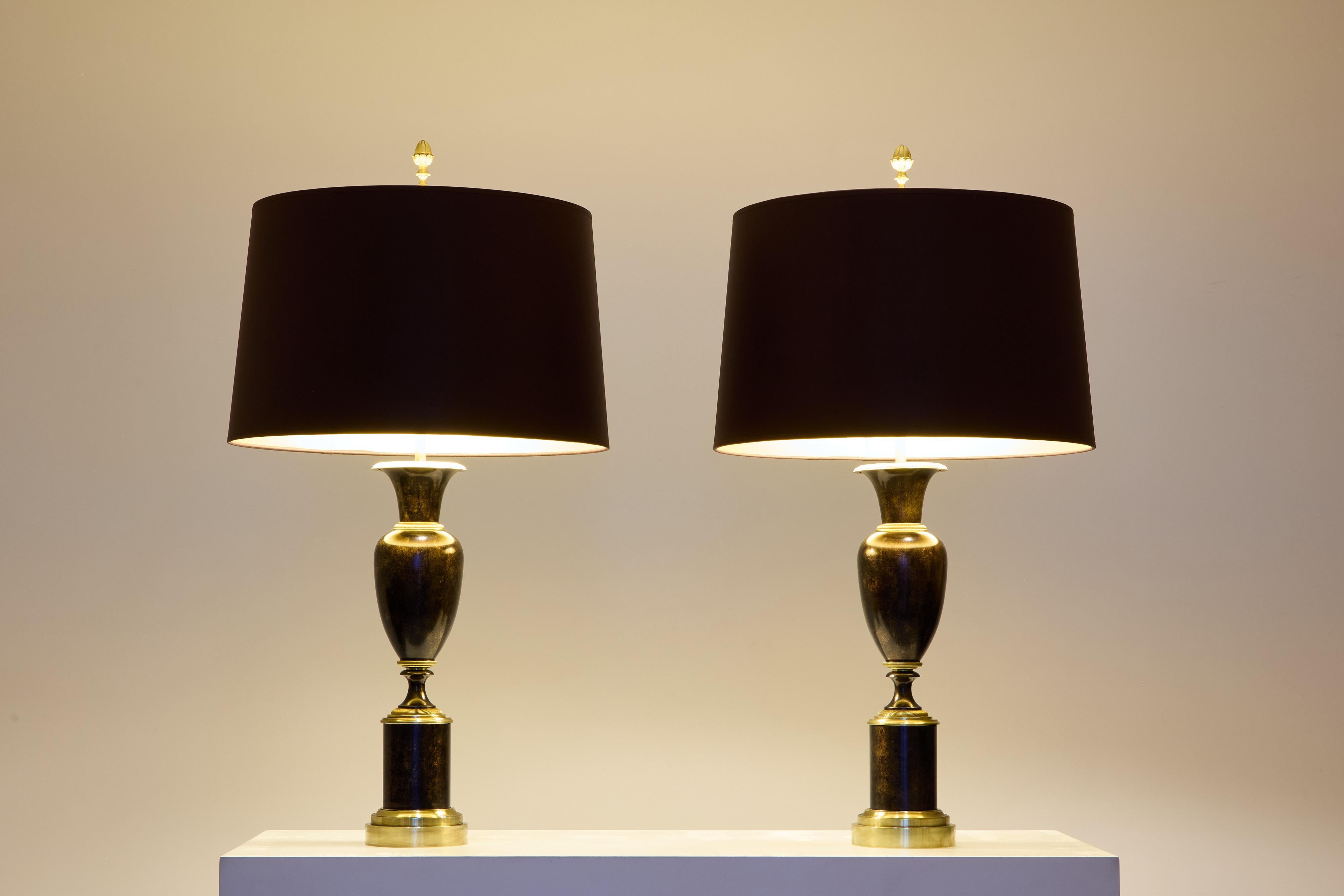 Ottone Maison Charles coppia di lampade in ottone patinato anni '50 in vendita