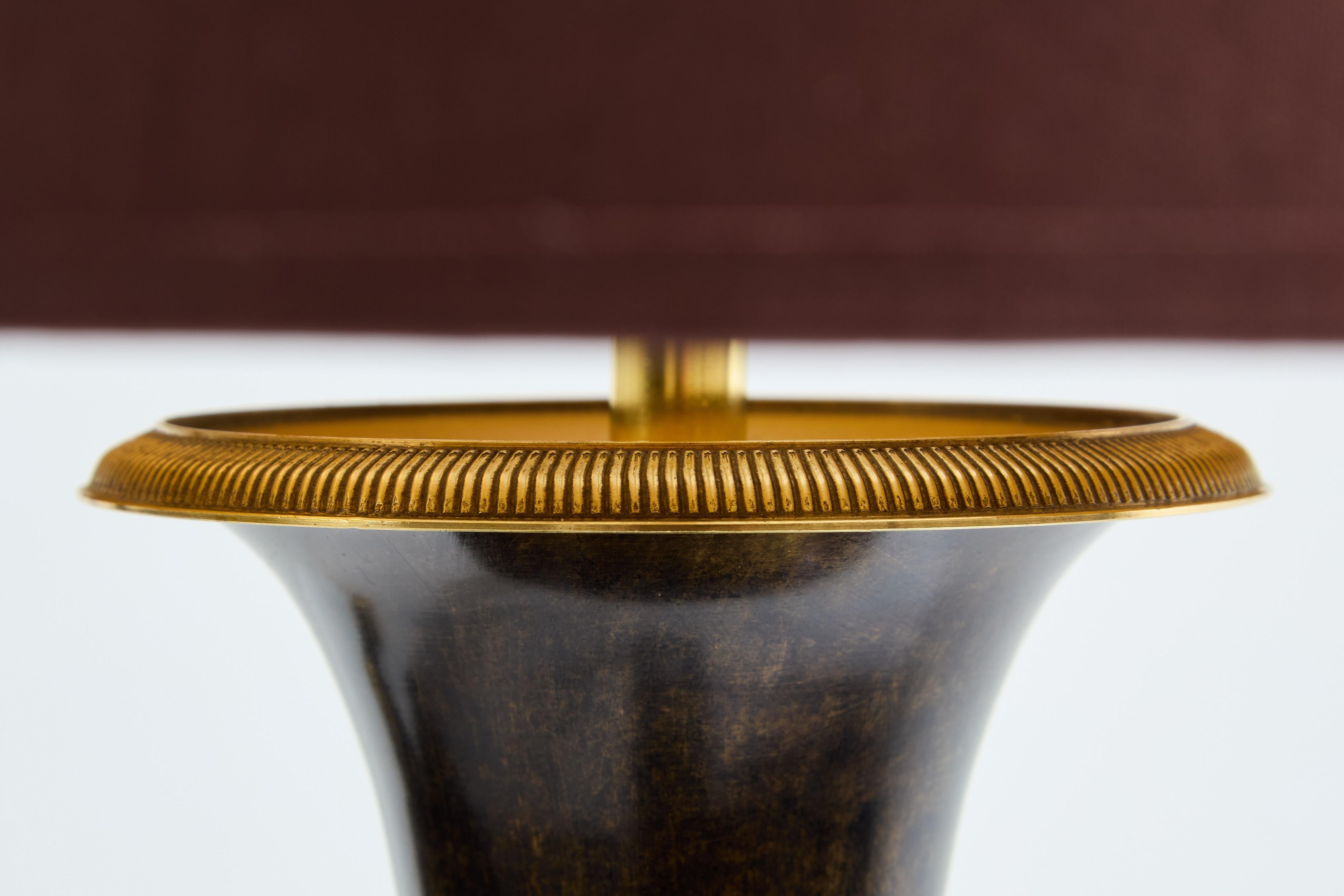 Maison Charles coppia di lampade in ottone patinato anni '50 in vendita 1