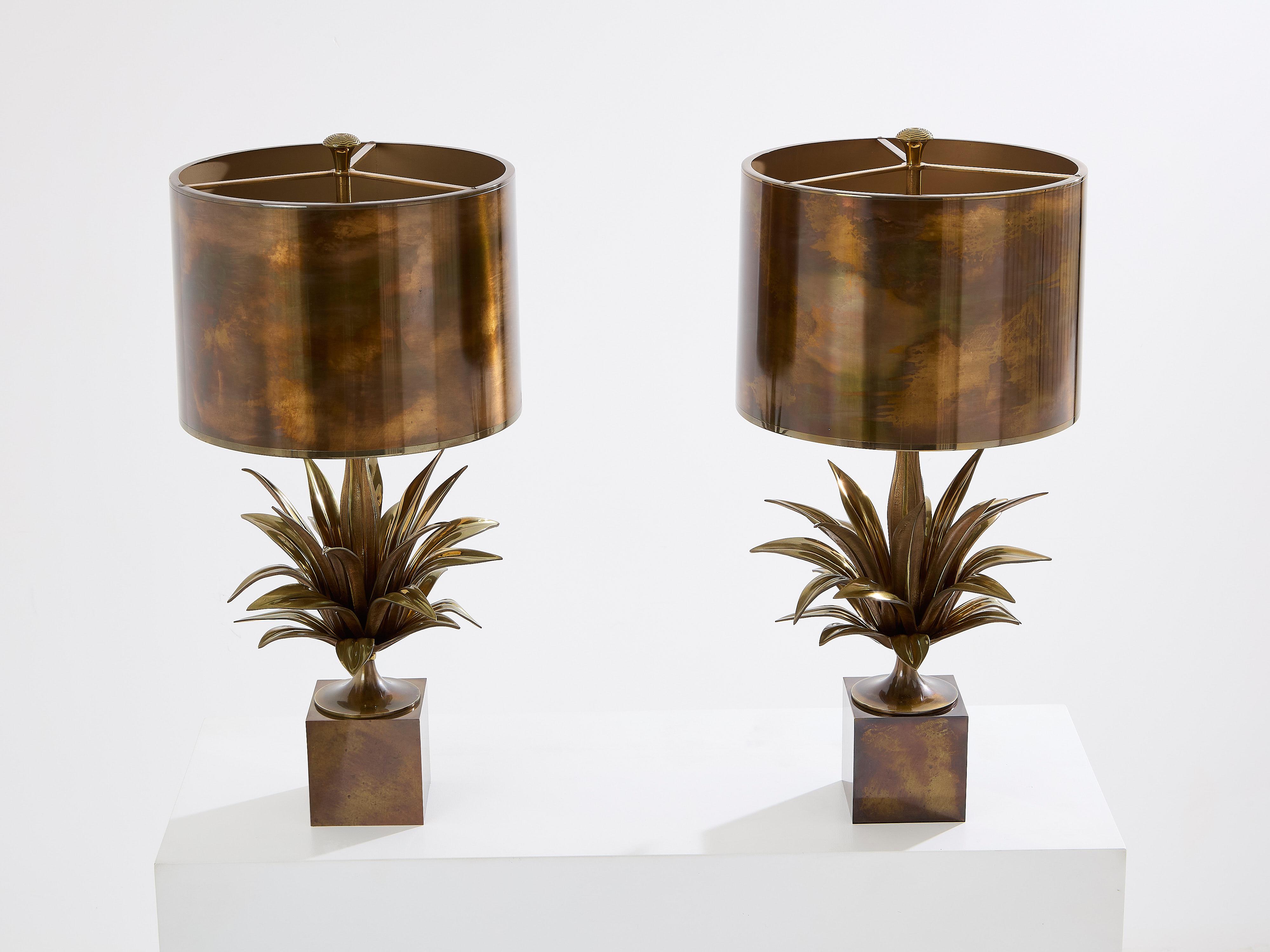 Maison Charles lamps always infuse French timeless elegance, and this pair of lamps, edited in the 1970s, is a perfect example. This model is called Agave à gorge, and was designed by Jacques Charles. They feature a solid brass base with a beautiful