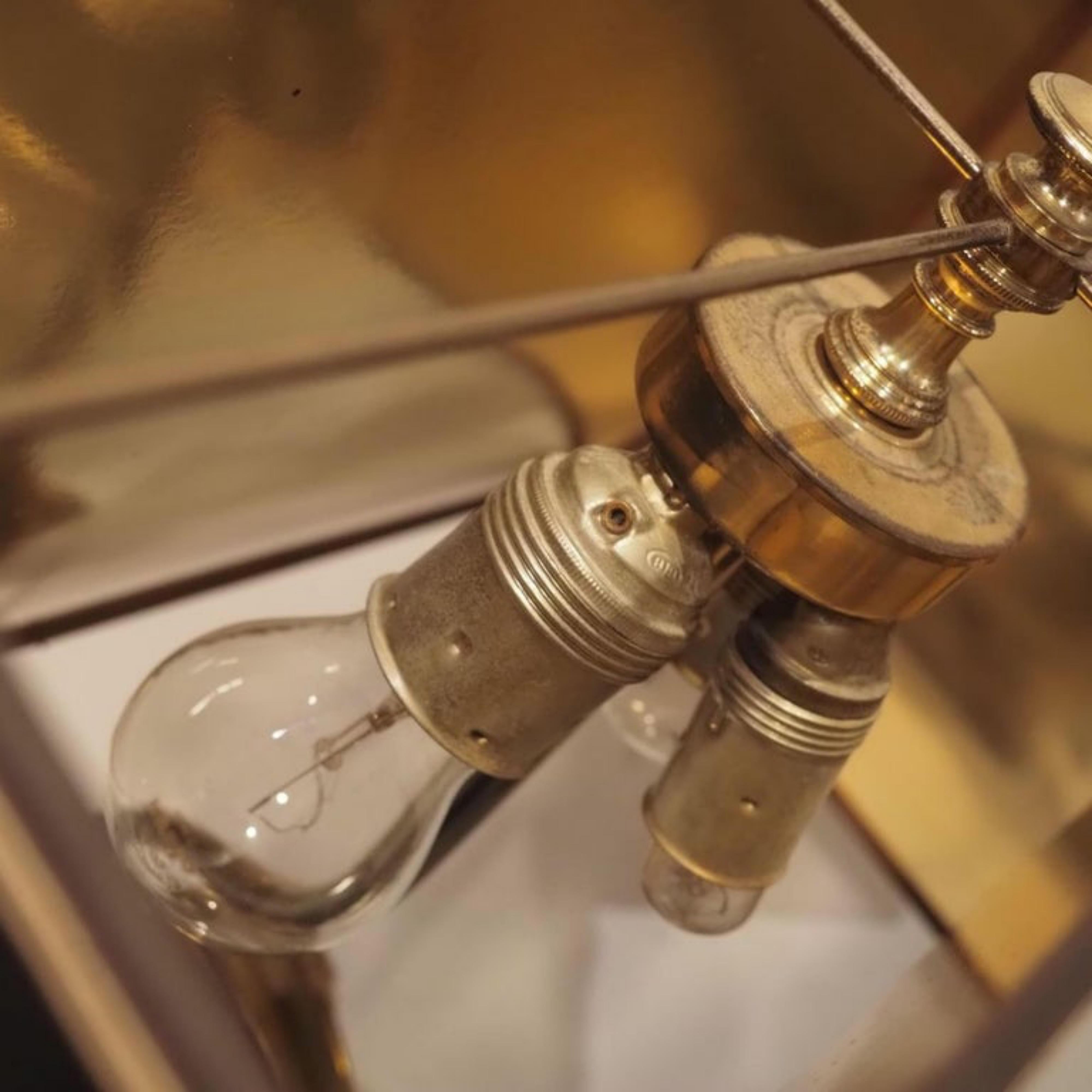 Bronze Maison Charles Paire de lampes pharaon vers 1970 20ème siècle VIDEO en vente