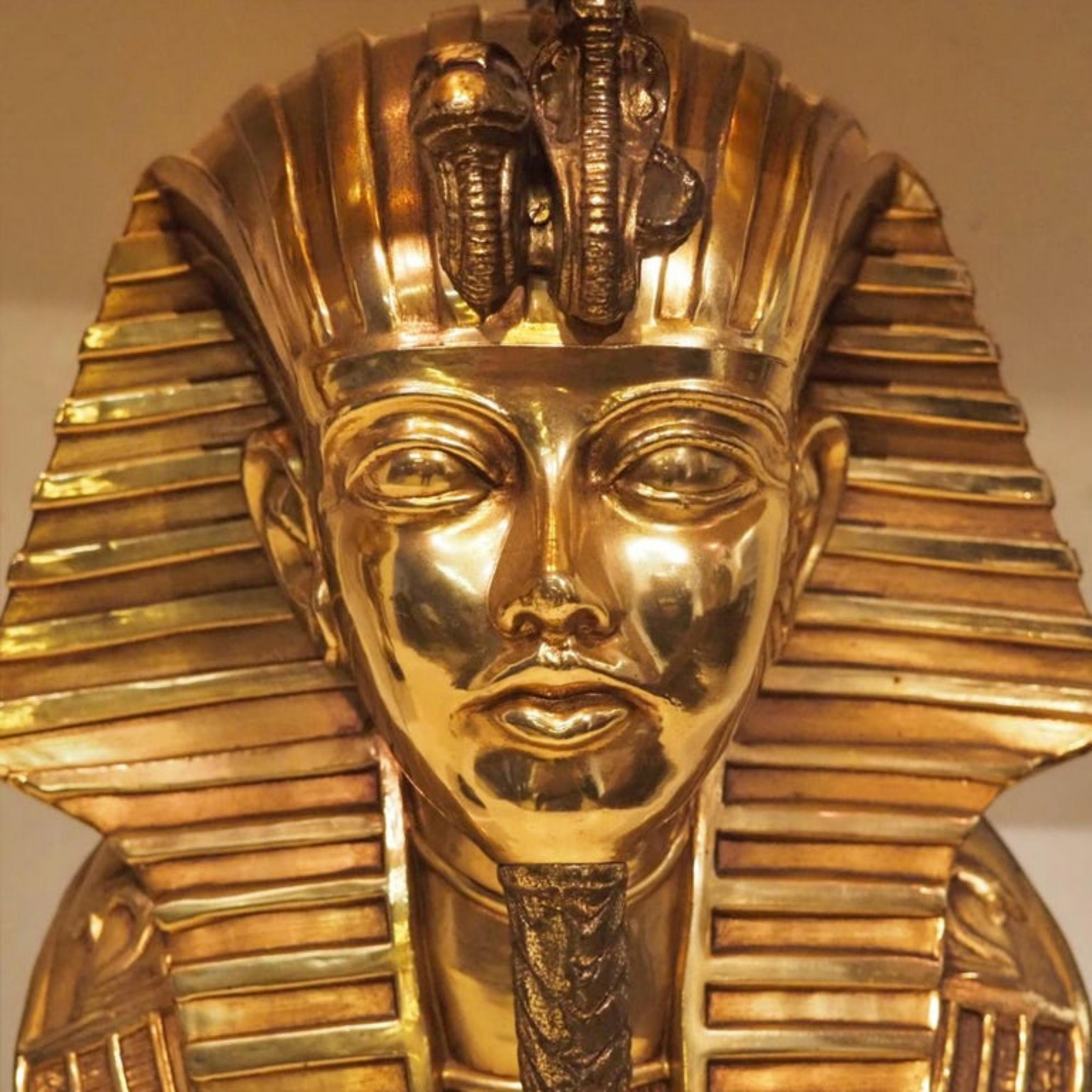 Maison Charles : Paar Pharao-Lampen um 1970, vergoldete Bronze auf schwarzem Marmorsockel, Pagoden-Lampenschirm, 
Gesamthöhe : 71, B : 50, T : 25 cm
sehr guter Zustand.