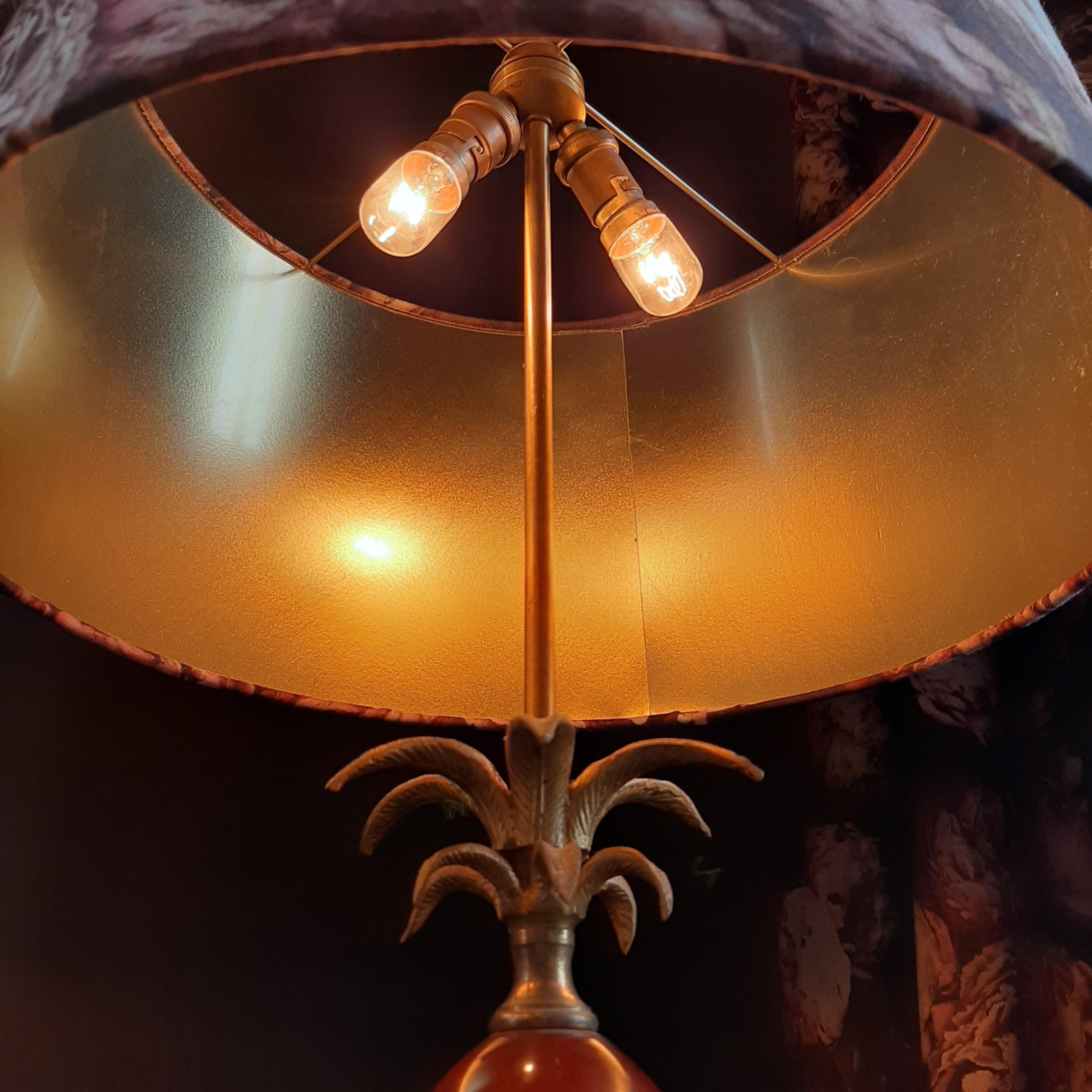 Maison Charles Palm- oder Ananas-Tischlampe aus Kupfer und farbigem Glas, 1960er Jahre (Mitte des 20. Jahrhunderts) im Angebot