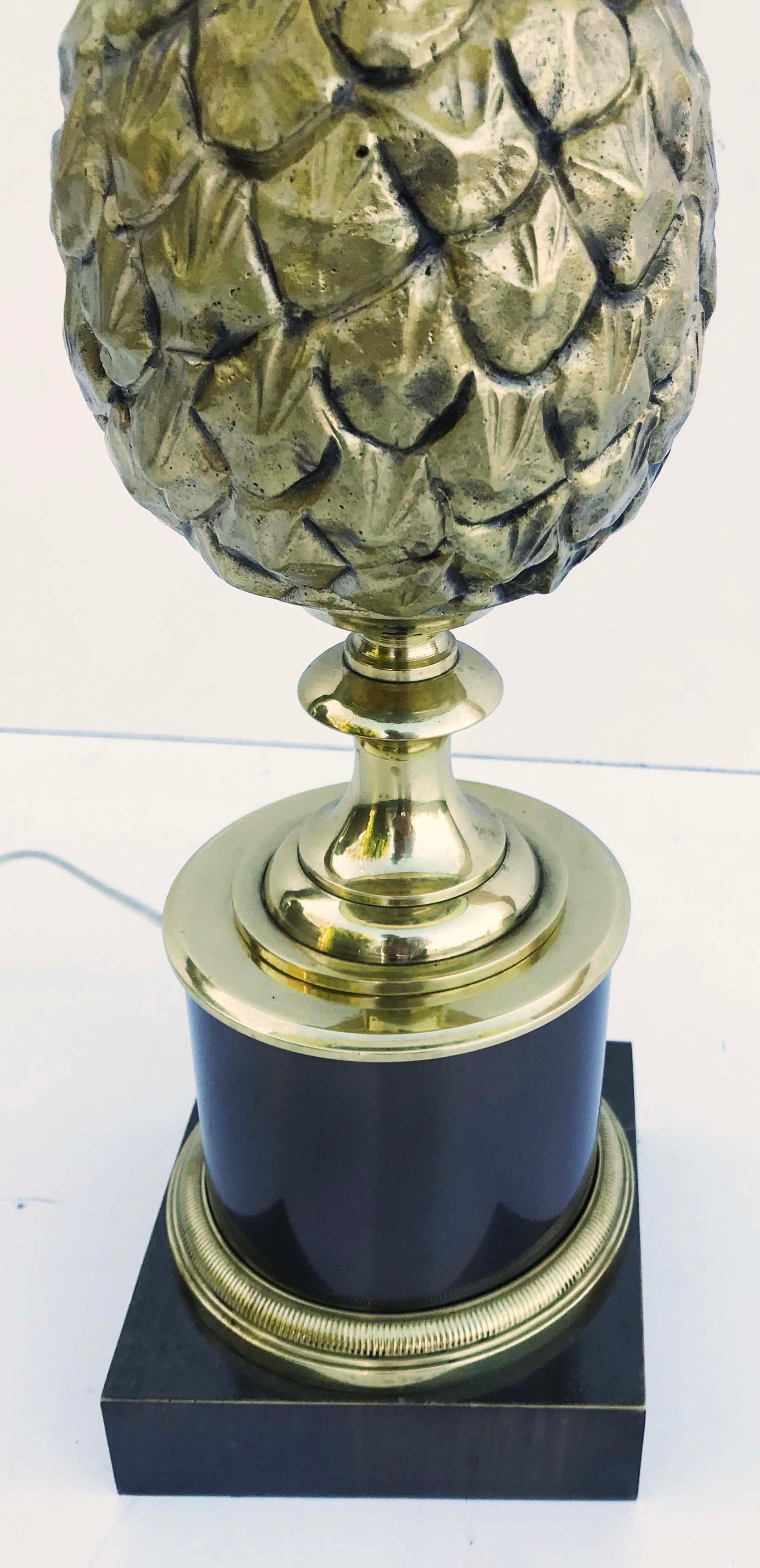 Superbe lampe de table en bronze de la célèbre Maison Charles, modèle pomme de pin.
1 lampe, 100 max Ampoule
US recâblé et en état de marche
Mesures : Harpe : 10