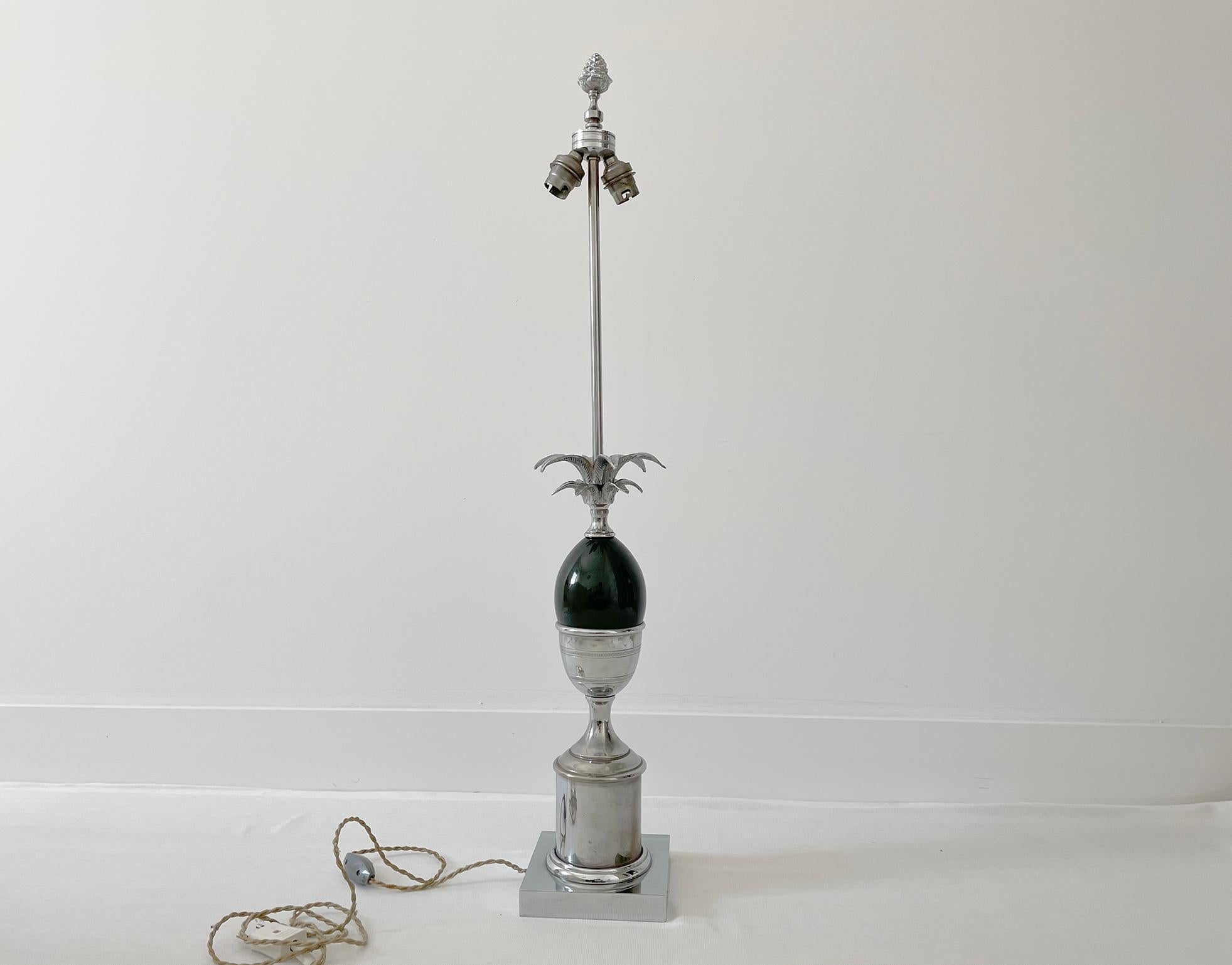 Maison Charles table lamp made in the 70s, finished in chrome or nickel-plated metal and a central pine cone made of bakelite, very dark green, wired with natural-color cord, off-white linen lampshade.
​