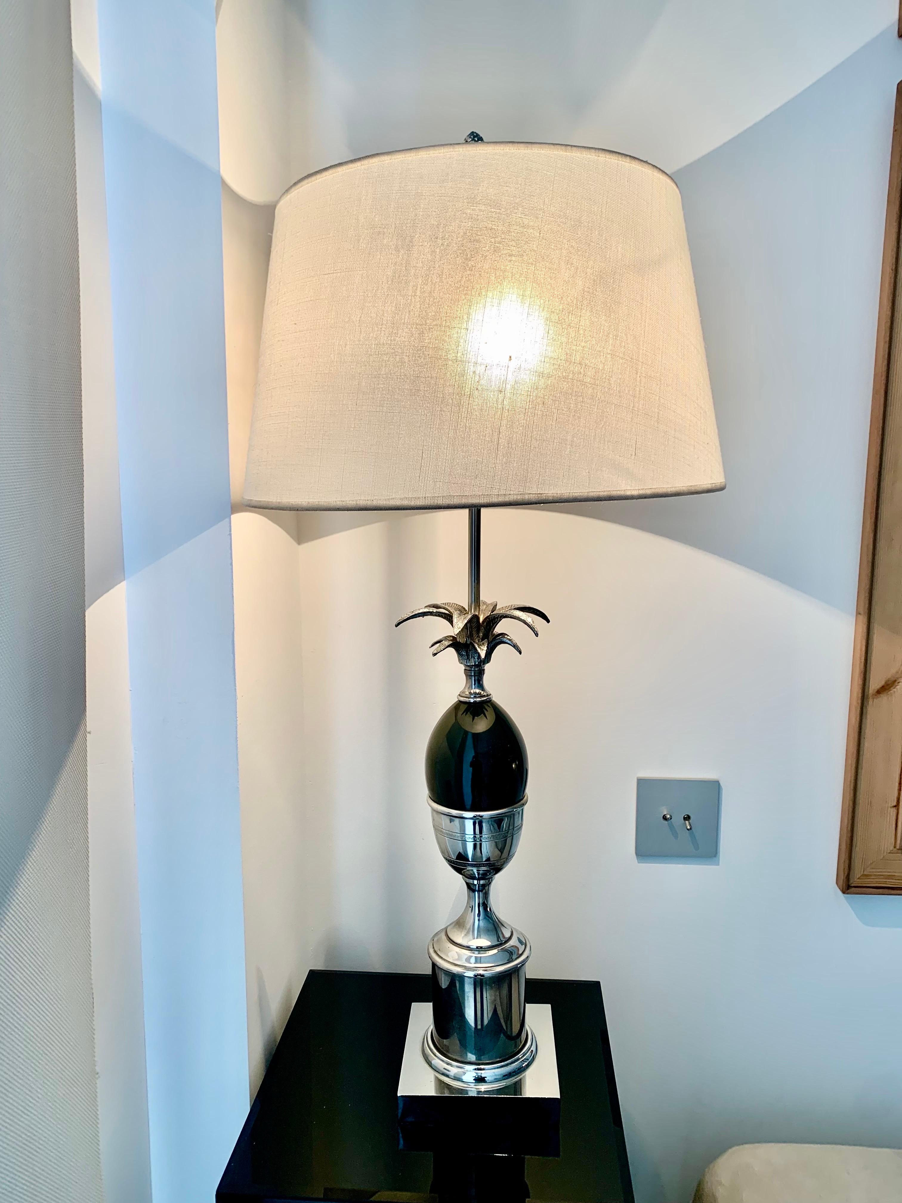 Maison Charles Tischlampe aus Ananas und Chrom-Metall (20. Jahrhundert) im Angebot
