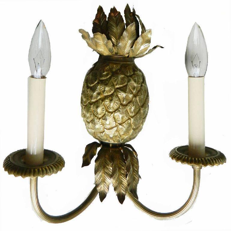 Neoclassico Maison Charles Charles è una coppia di lampade da parete in bronzo a forma di ananas, in stile neoclassico. in vendita