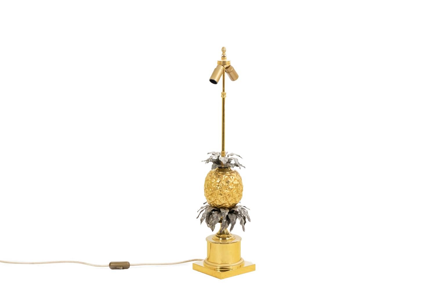 Maison Charles, by.

Large lamp representing a stylized pineapple in gold-plated bronze and crowned by leaves in embossed and gilt brass. Under the pineapple, the tree is symbolized by a more important triple crown of leaves in gilt brass. The whole