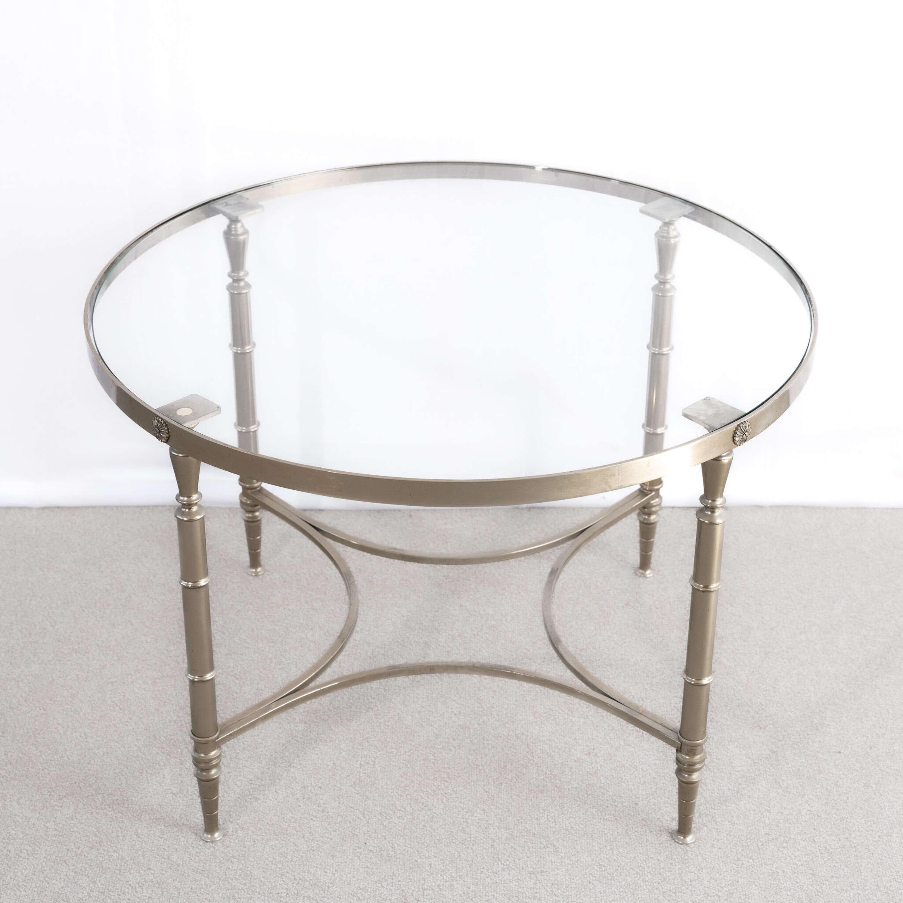 Runder Couchtisch in Superqualität von Maison Charles.
Unmarkierte Klarglasplatte, verjüngte Beine und geschwungene Bahre.

Frankreich, um 1960.

Höhe - 48 cm
Durchmesser - 70 cm
.
Bitte Nachricht, wenn weitere Informationen oder Fotos erforderlich