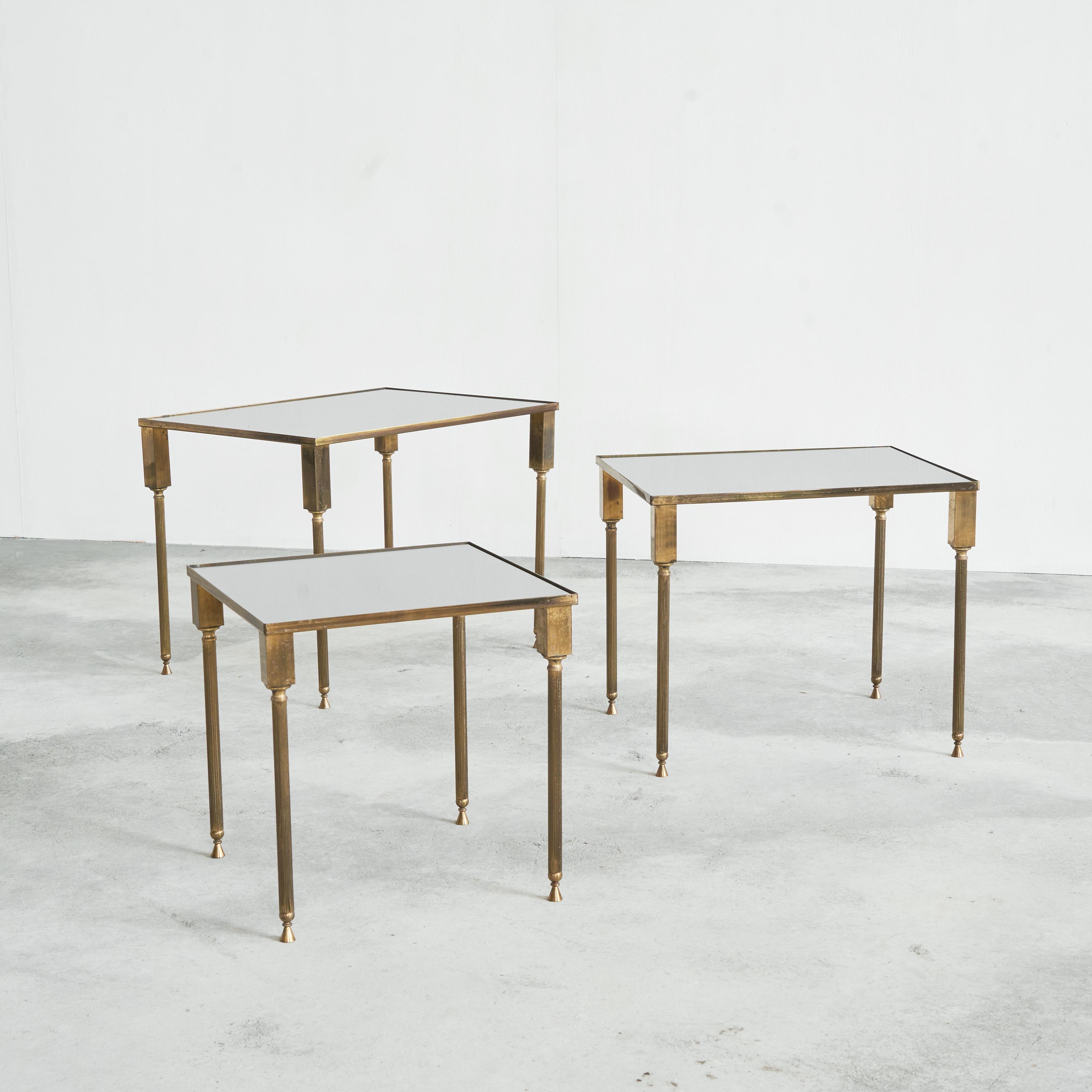 Maison Charles Set of 3 Nesting Tables in Patinated Brass and Mirror Glass, France, 1960s.

Beautiful chique set of nesting tables in patinated brass and mirror glass. Wonderful contrast between the slender thin brass legs and edges and the bulky