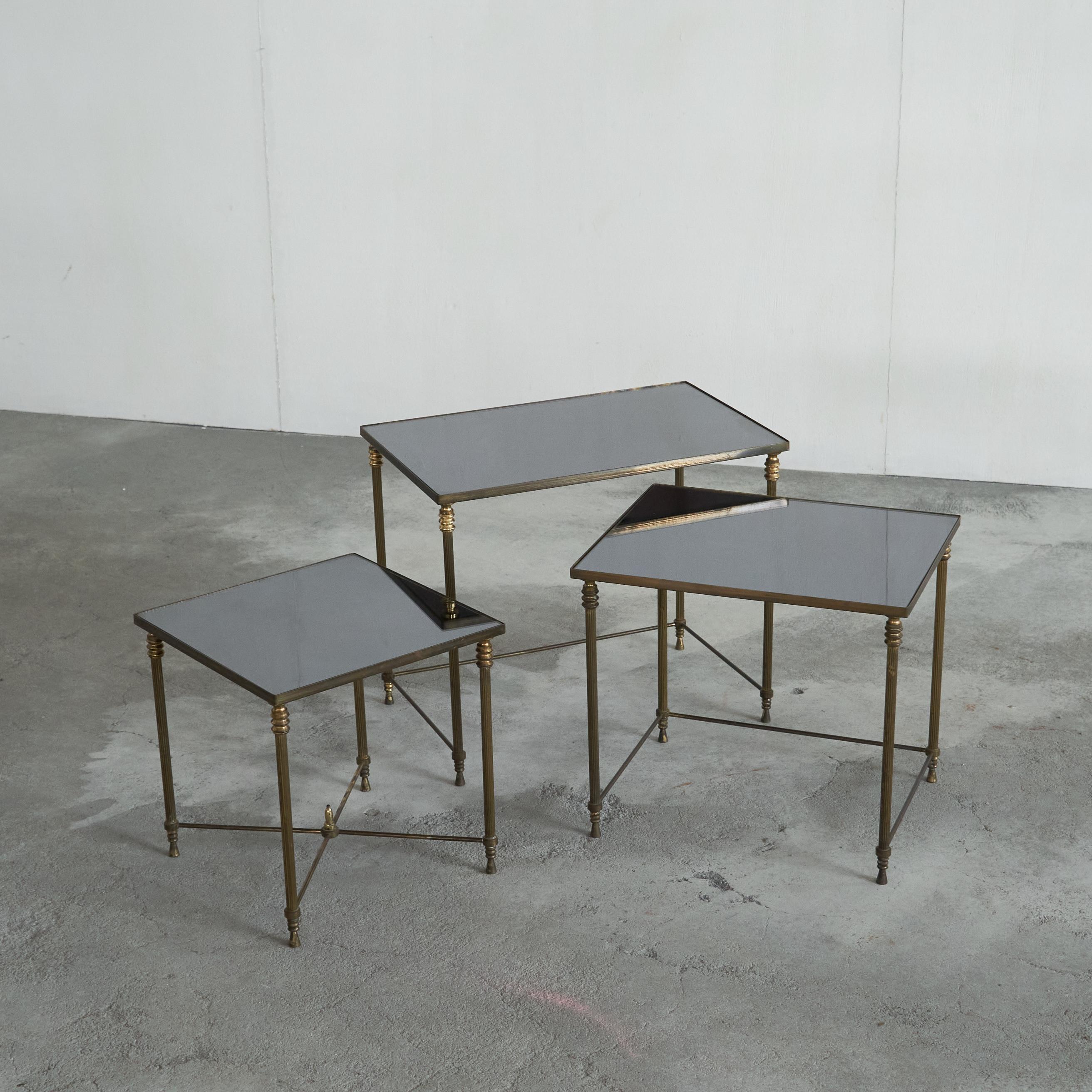 Maison Charles Set di 3 tavolini da nido in ottone patinato e vetro a specchio, Francia, anni '60.

Bellissimo set di tavolini chique in ottone patinato e vetro a specchio. Splendido contrasto tra le sottili gambe in ottone e gli elementi decorativi