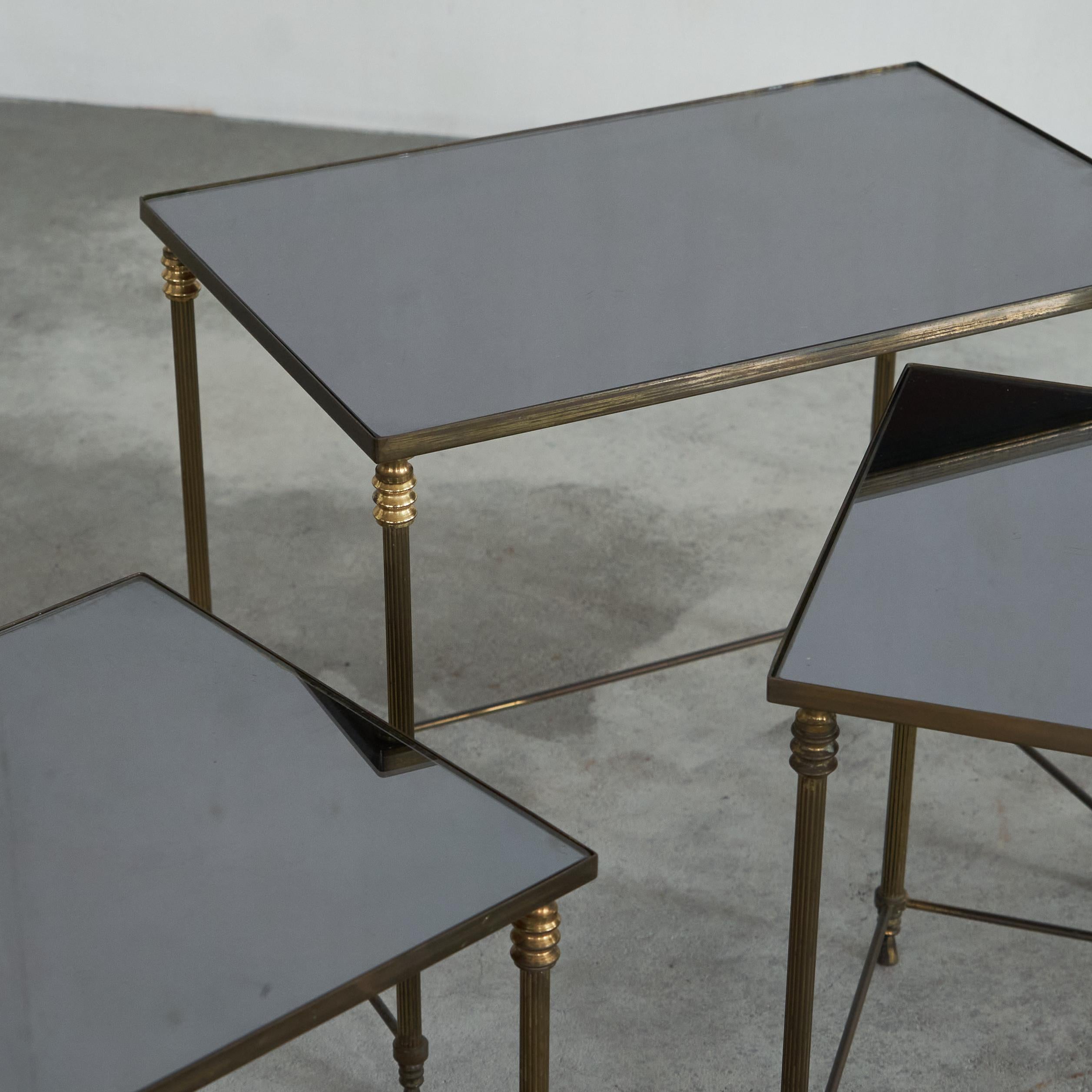 Europeo Maison Charles Set di 3 tavolini nidificanti in ottone patinato e vetro a specchio 1960s in vendita