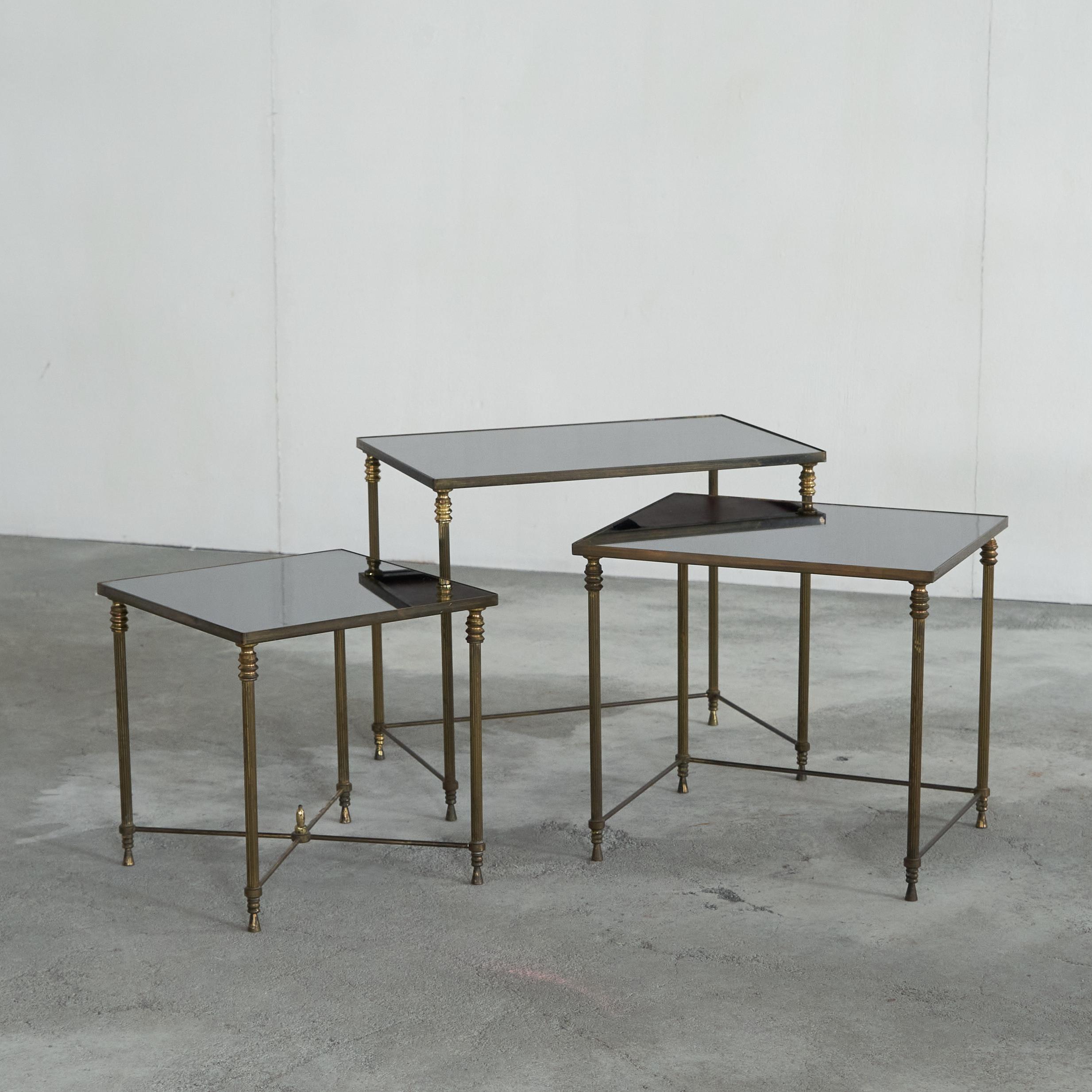 Maison Charles Set di 3 tavolini nidificanti in ottone patinato e vetro a specchio 1960s In condizioni buone in vendita a Tilburg, NL
