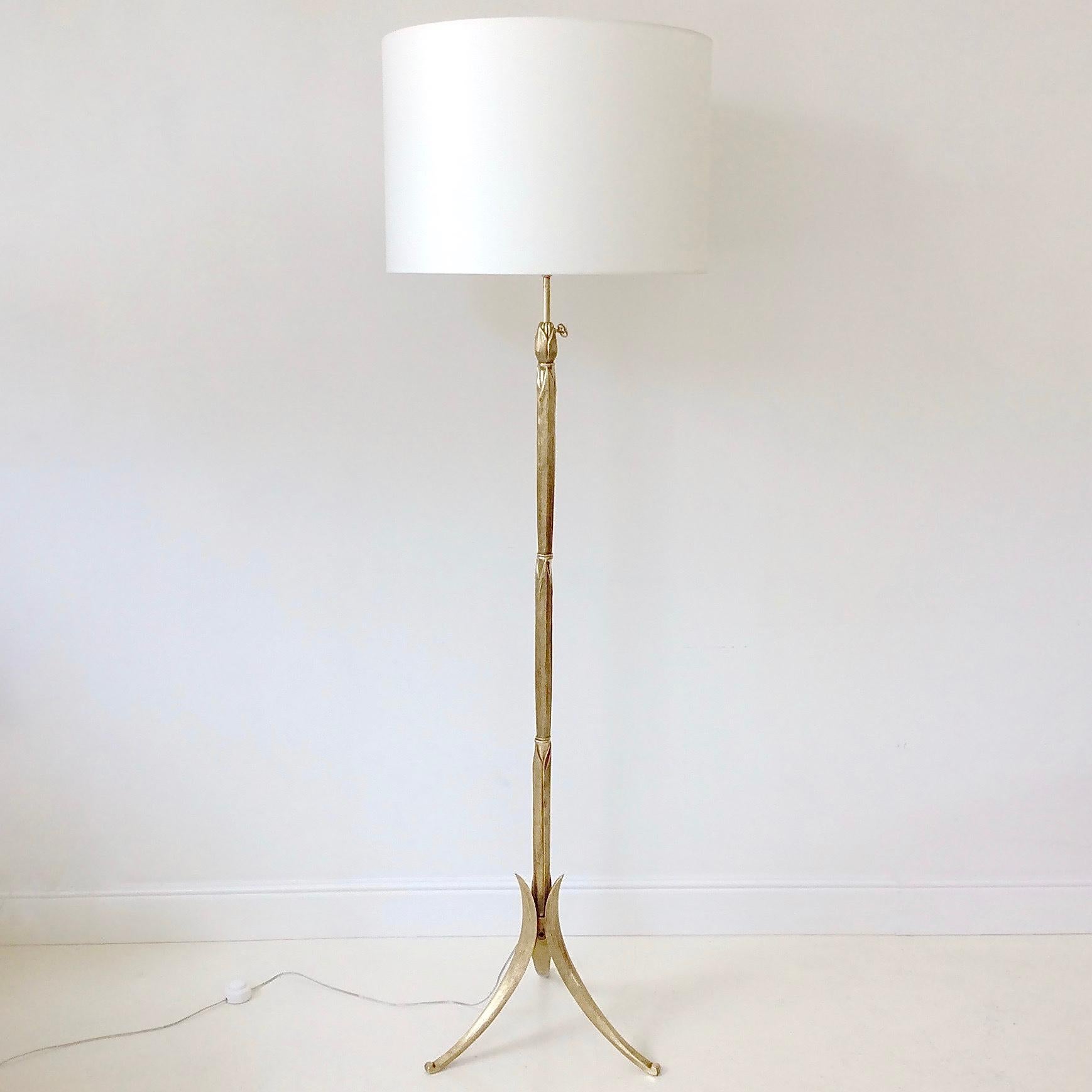 Elegant Maison Charles Maïs model floor lamp, circa 1970, France.
Cast gold bronze, new white fabric shade.
Stamped Maison Charles et Fils, made in France.
Rewired.
Adjustable height.
Dimensions: 175 cm H, 51 cm diameter.
All purchases are