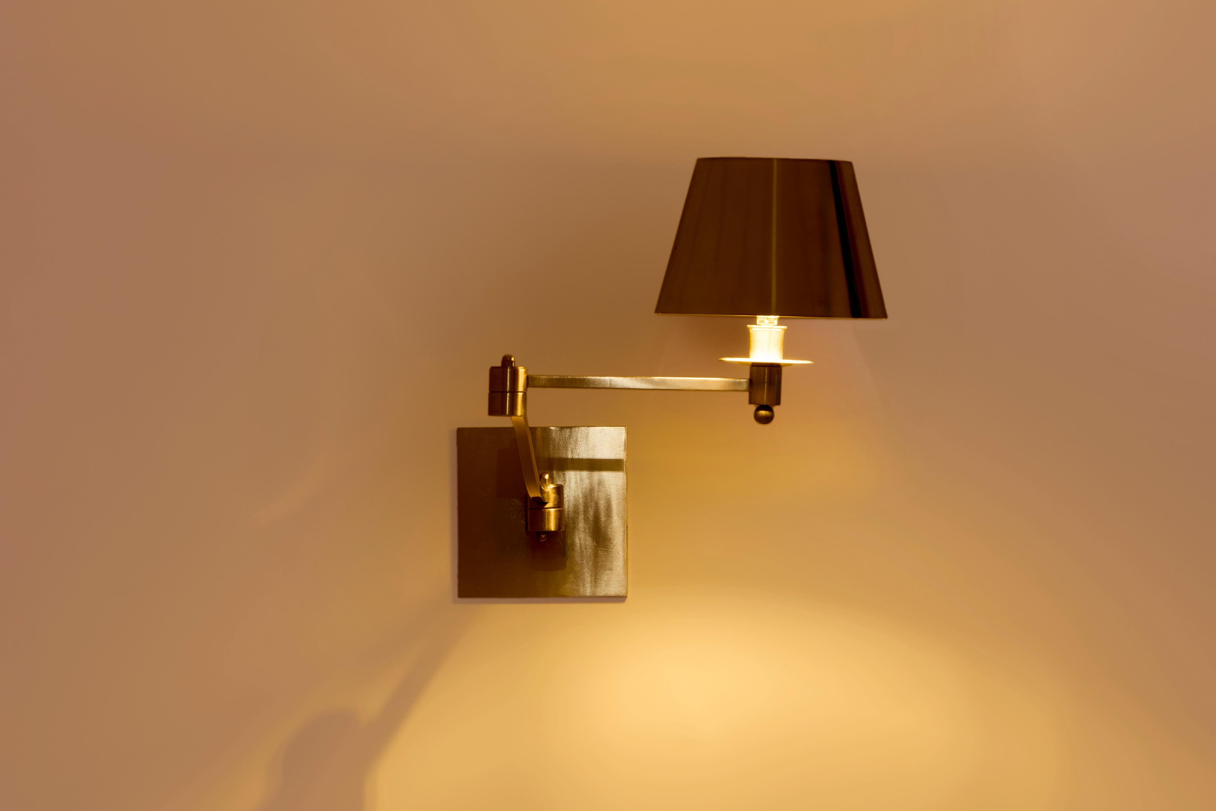 Maison Charles Aplique simple de acero cepillado regulable con brazo oscilante Años 60 Moderno de mediados de siglo en venta