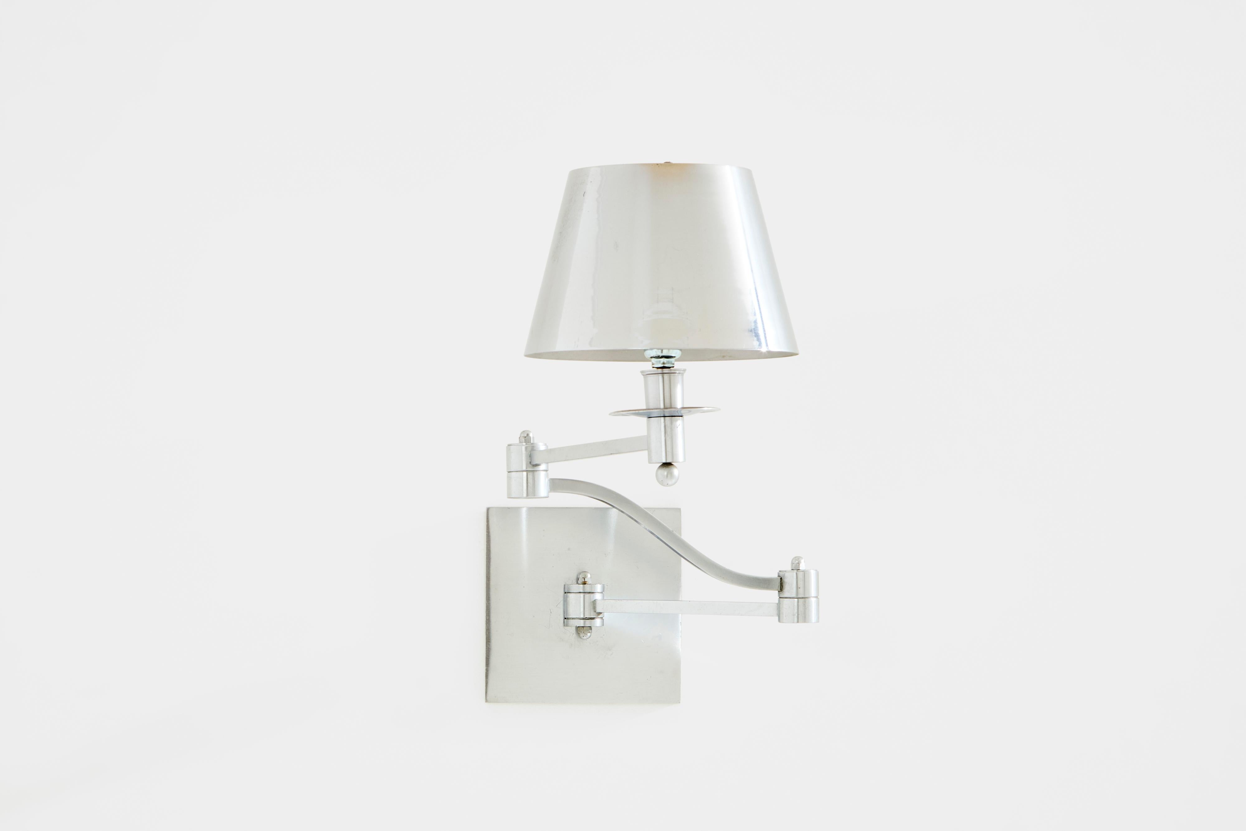Maison Charles Aplique simple de acero cepillado regulable con brazo oscilante Años 60 Francés en venta