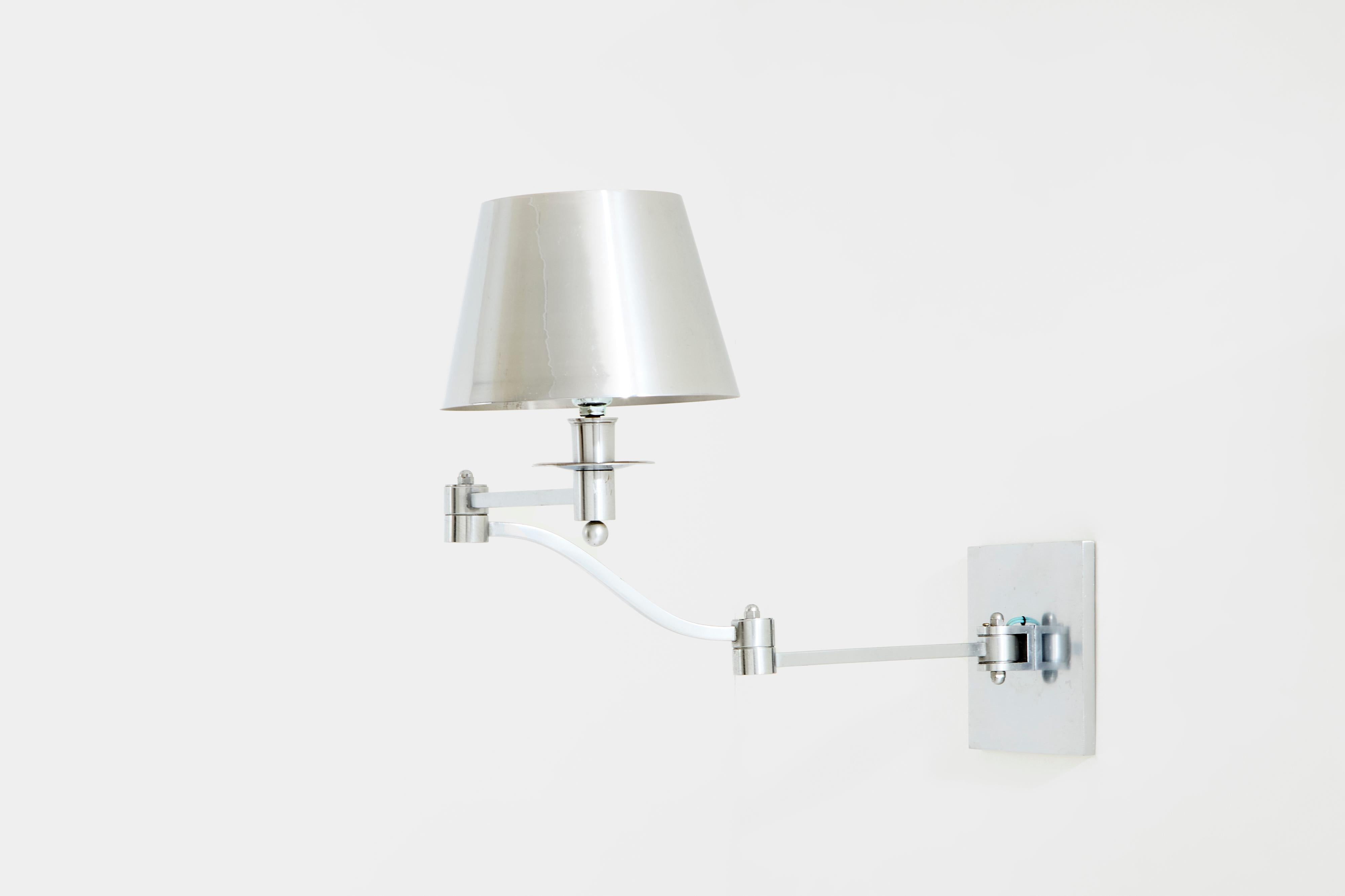 Maison Charles Aplique simple de acero cepillado regulable con brazo oscilante Años 60 en Bueno estado para la venta en Paris, IDF