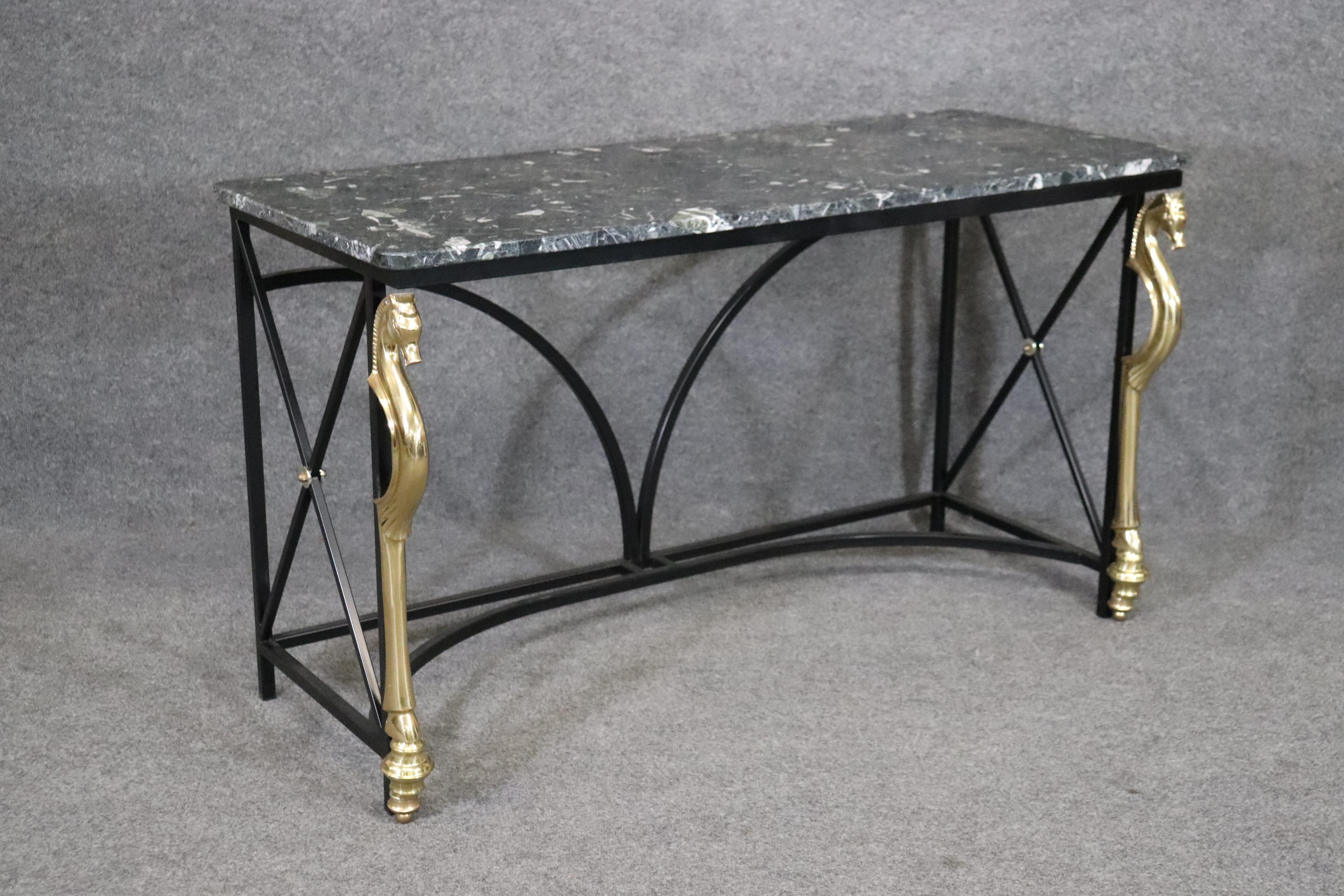 Directoire Table console en laiton, cheval en acier et marbre Verdi de la Maison Charles vers 1970 en vente