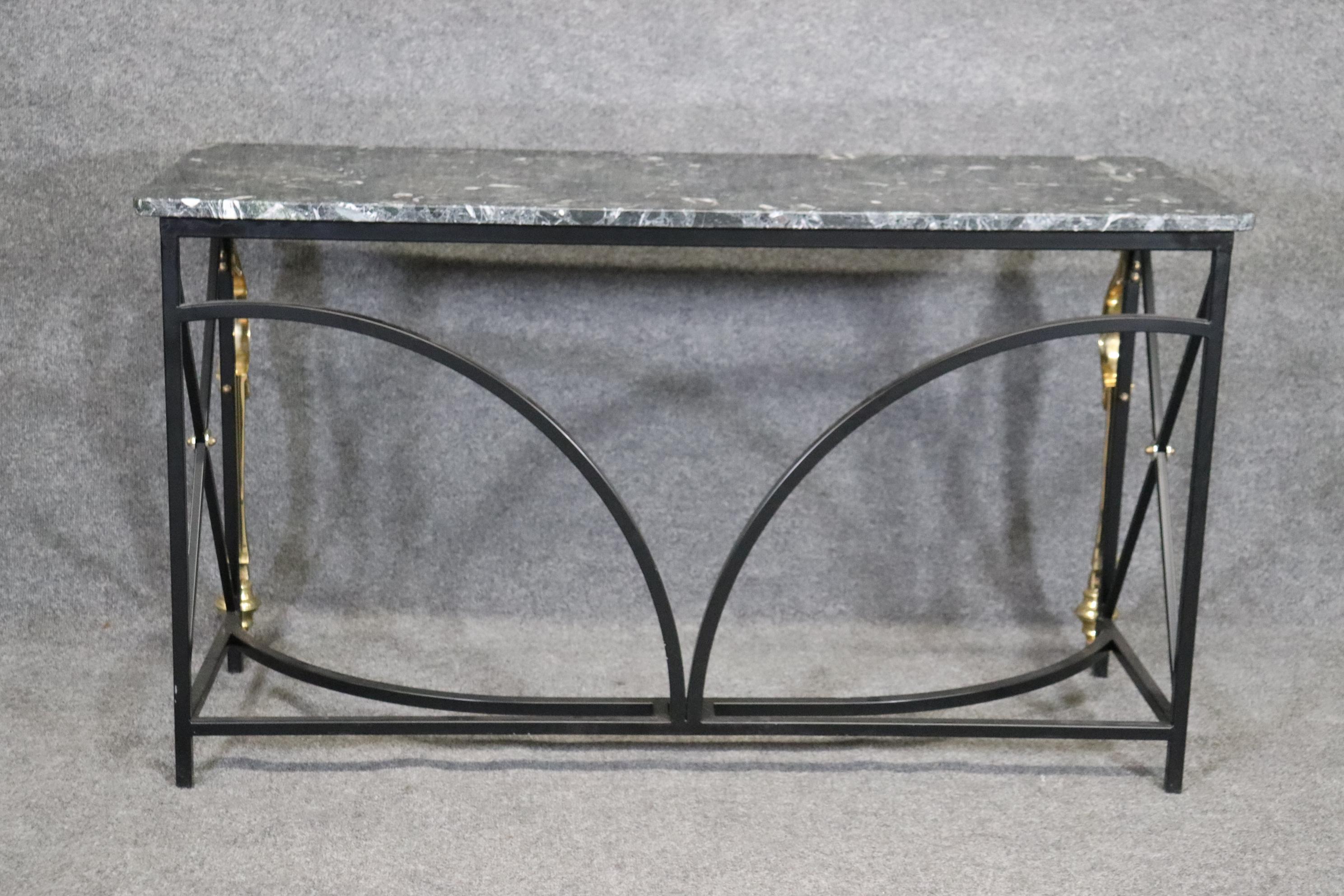 Fine XX secolo Tavolo Consolle in stile Charles Charles in ottone, cavallo e marmo Verdi in acciaio, circa 1970 in vendita