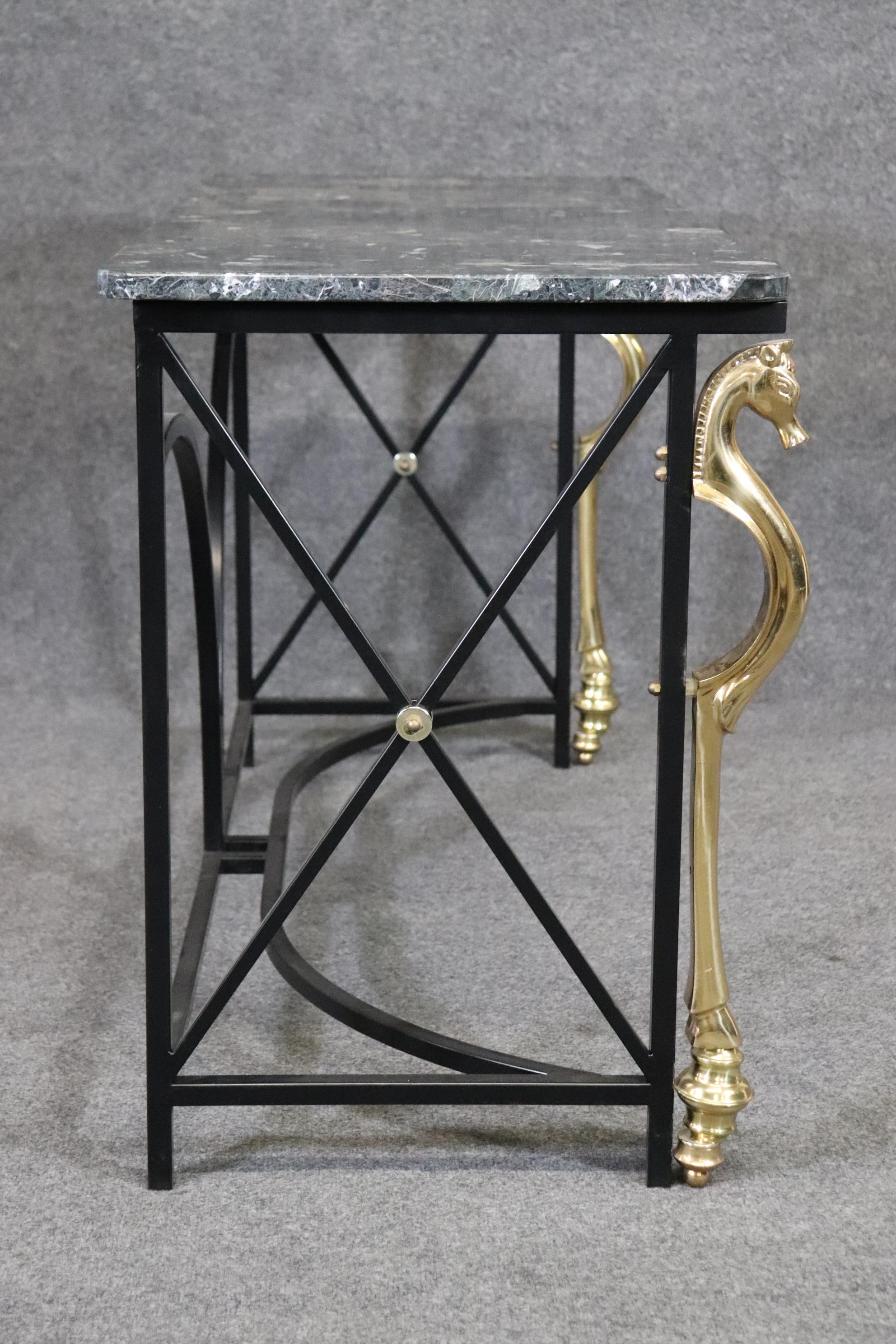 Ottone Tavolo Consolle in stile Charles Charles in ottone, cavallo e marmo Verdi in acciaio, circa 1970 in vendita