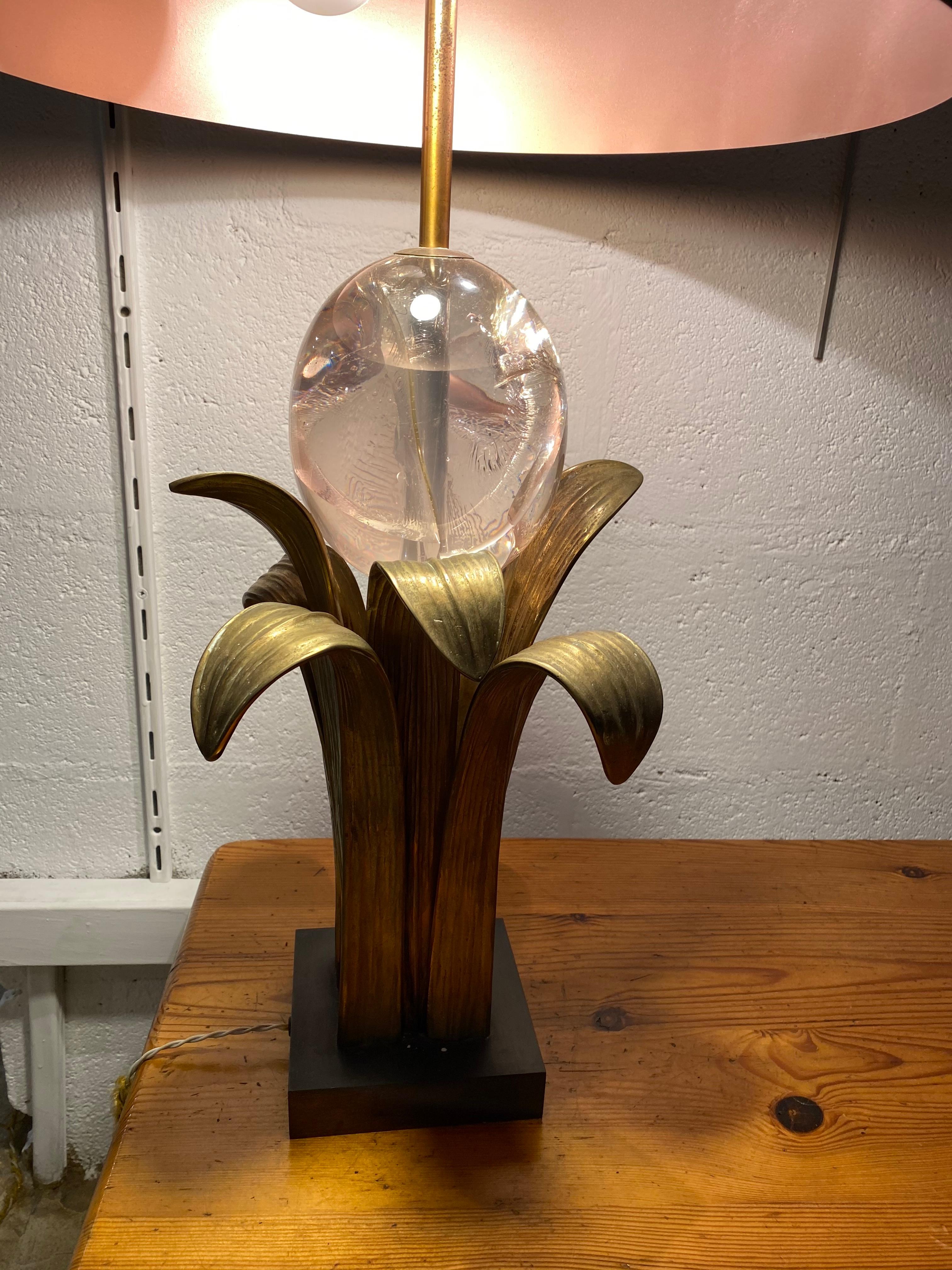 Sculpture table lamp
Maison Charles,
circa 1975
Resin and brass
Original lamp shade
Measures: H 74 x D 40 cm.