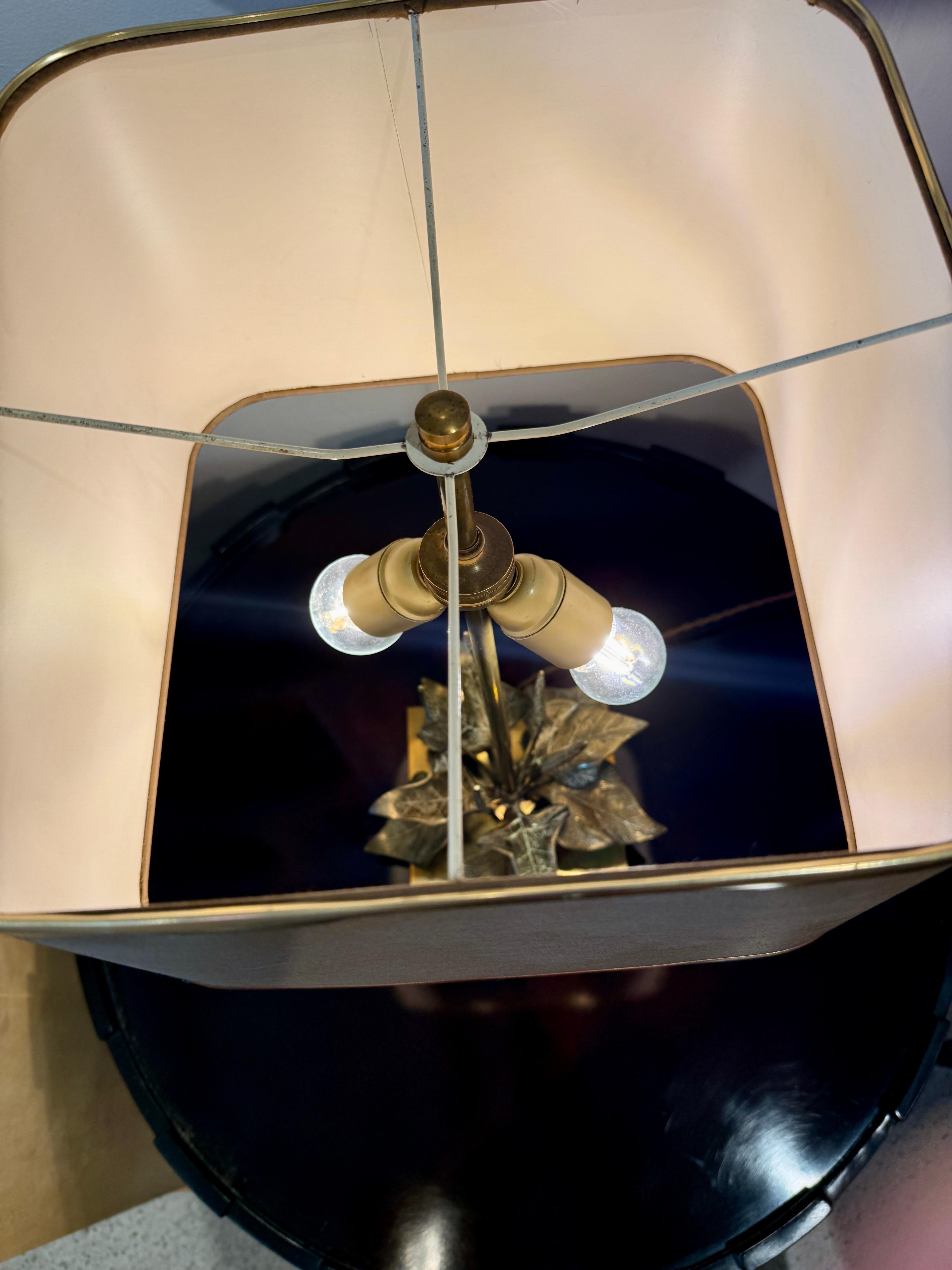 Lámpara de mesa Maison Charles con elementos de flora natural en venta 3