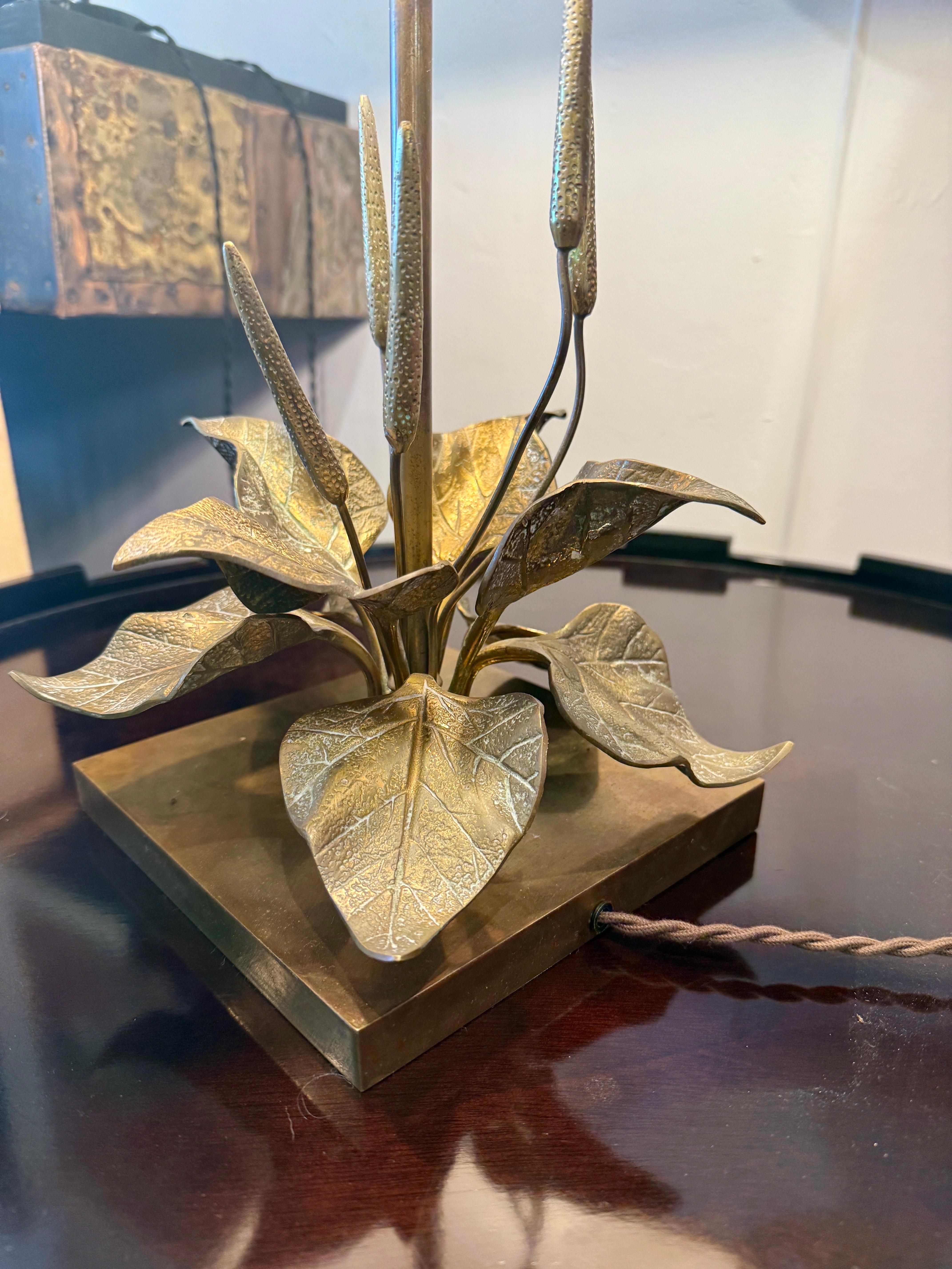 Lámpara de mesa Maison Charles con elementos de flora natural Regencia en venta