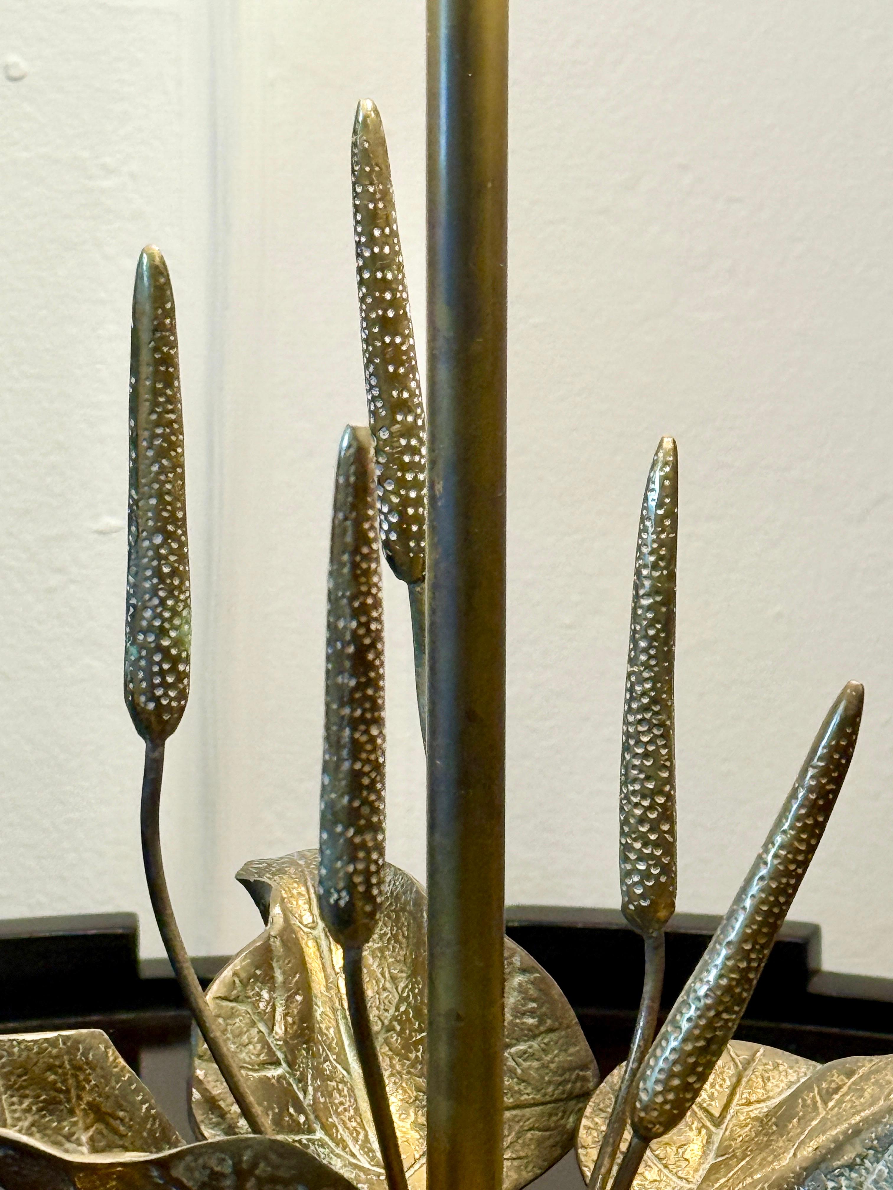 Lámpara de mesa Maison Charles con elementos de flora natural Francés en venta