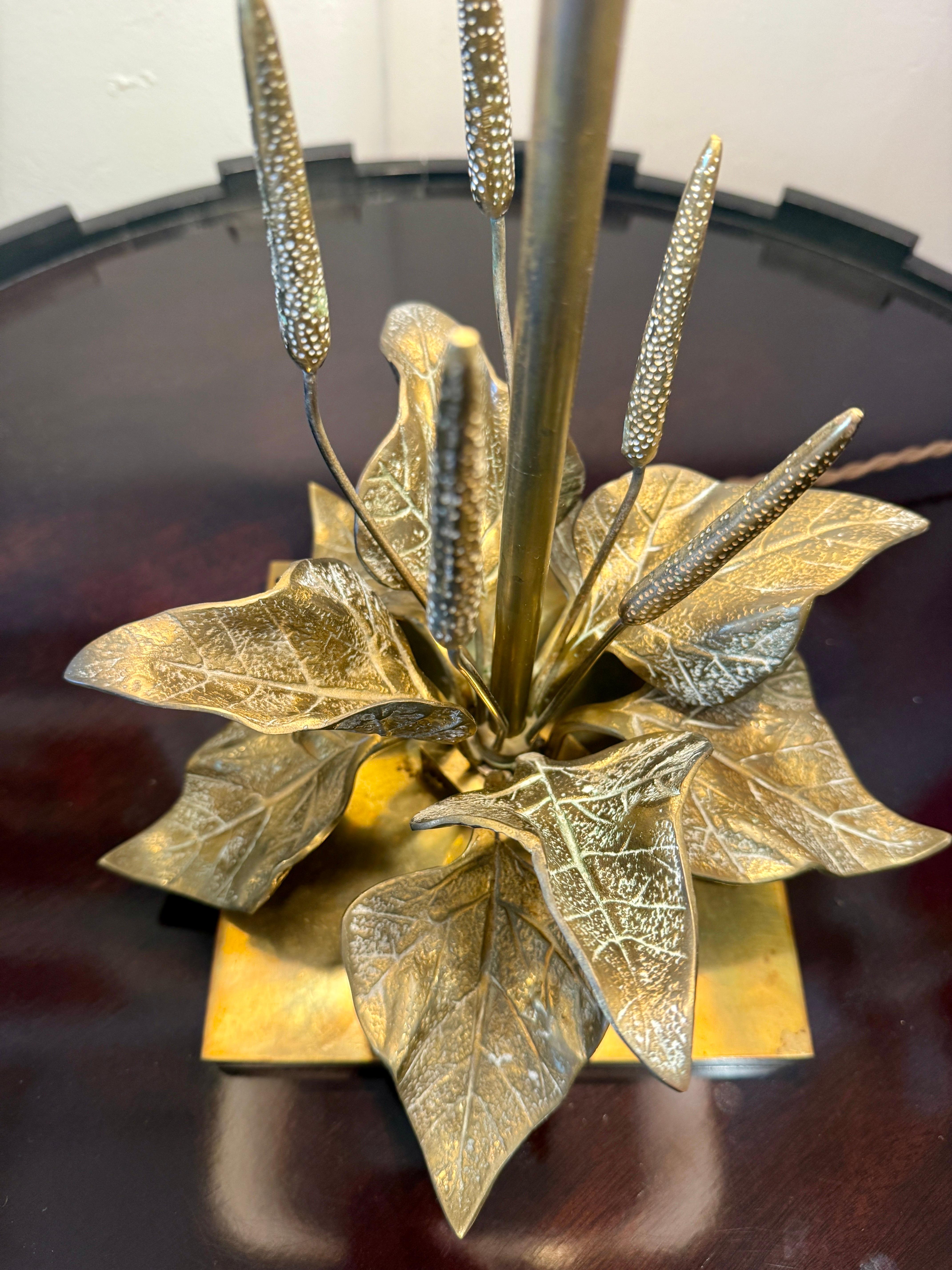 Lámpara de mesa Maison Charles con elementos de flora natural en venta 2